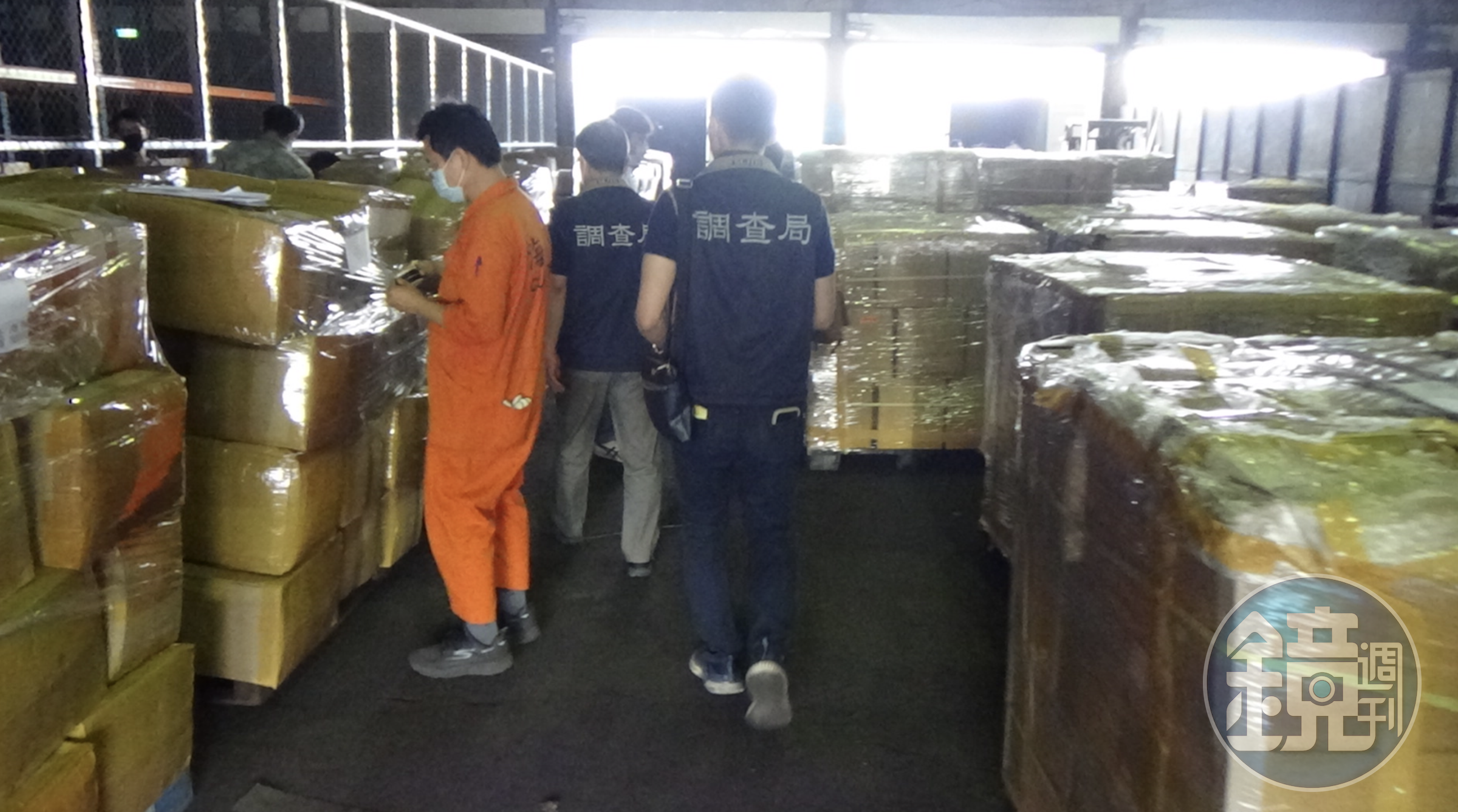檢調人員查獲179公噸、市值逾363億元三級毒品卡痛。（調查局提供）