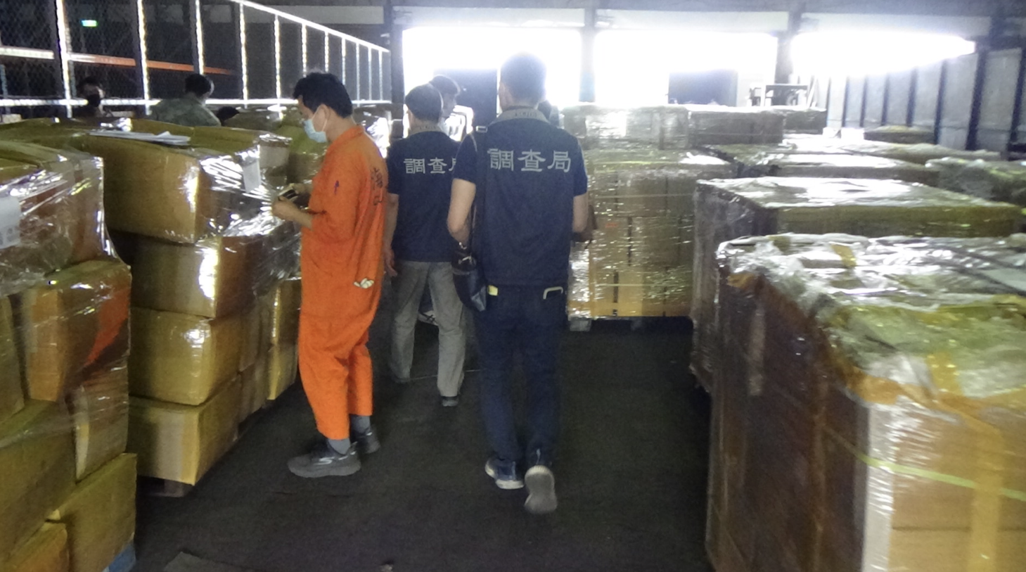 檢調人員查獲179公噸、市值逾363億元三級毒品卡痛。（調查局提供）