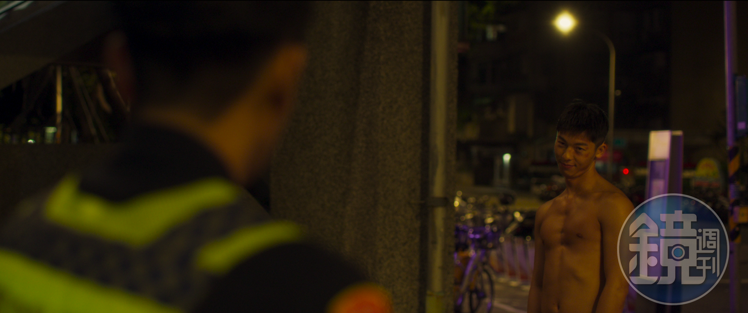 完蛋了啦,許光漢跳鋼管舞,屁股被全世界觀眾都看到了!(Netflix提供)