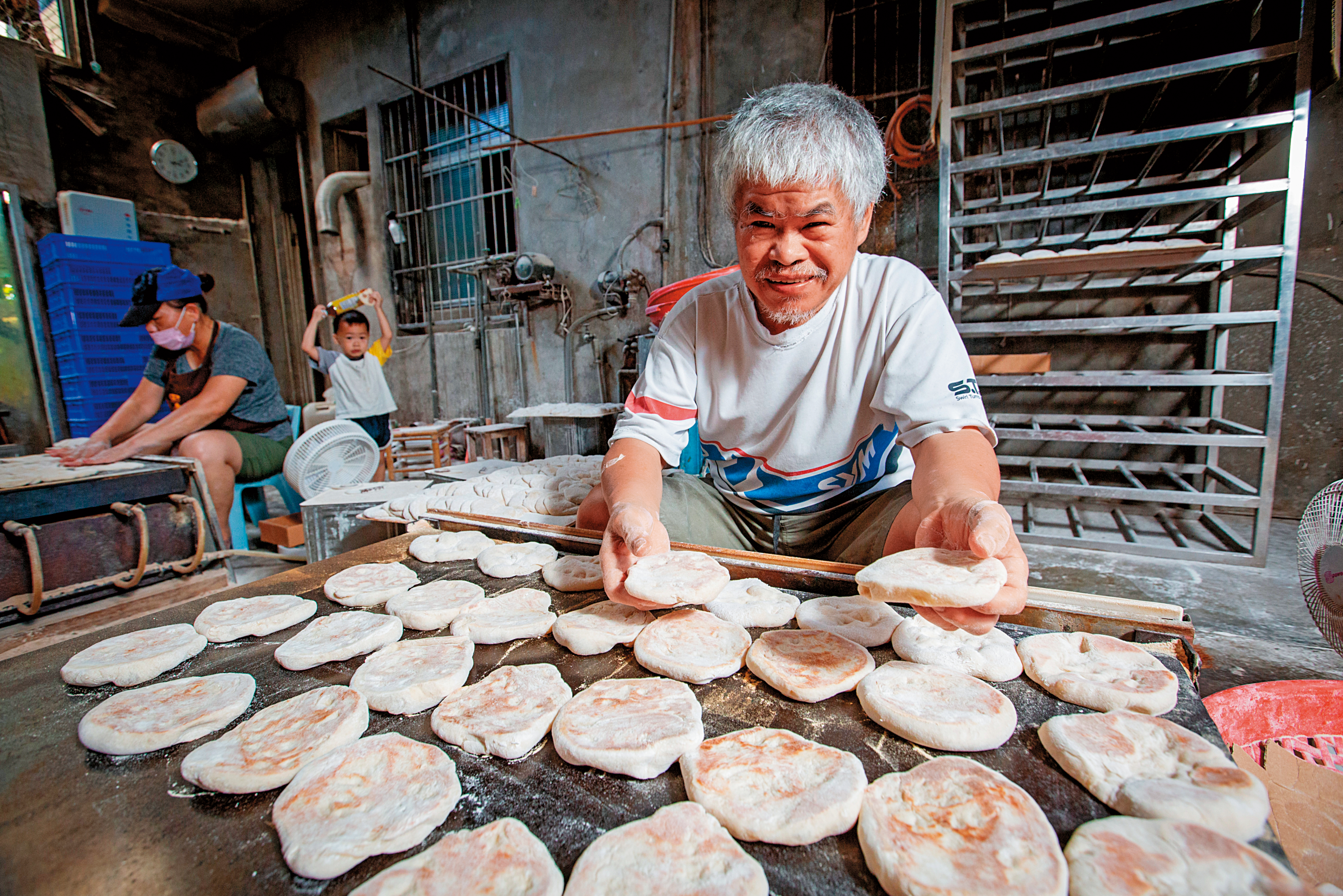 只有國中學歷的楊水龍，從小跟著父親做餅，經營的德龍商店現在是全台僅存製作水潤餅的業者。