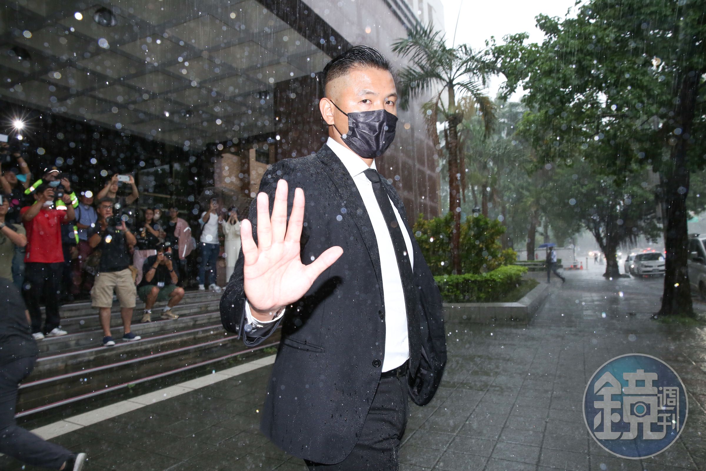 陳建州一早赴北檢應訊，經過約1小時應訊後冒雨離開。
