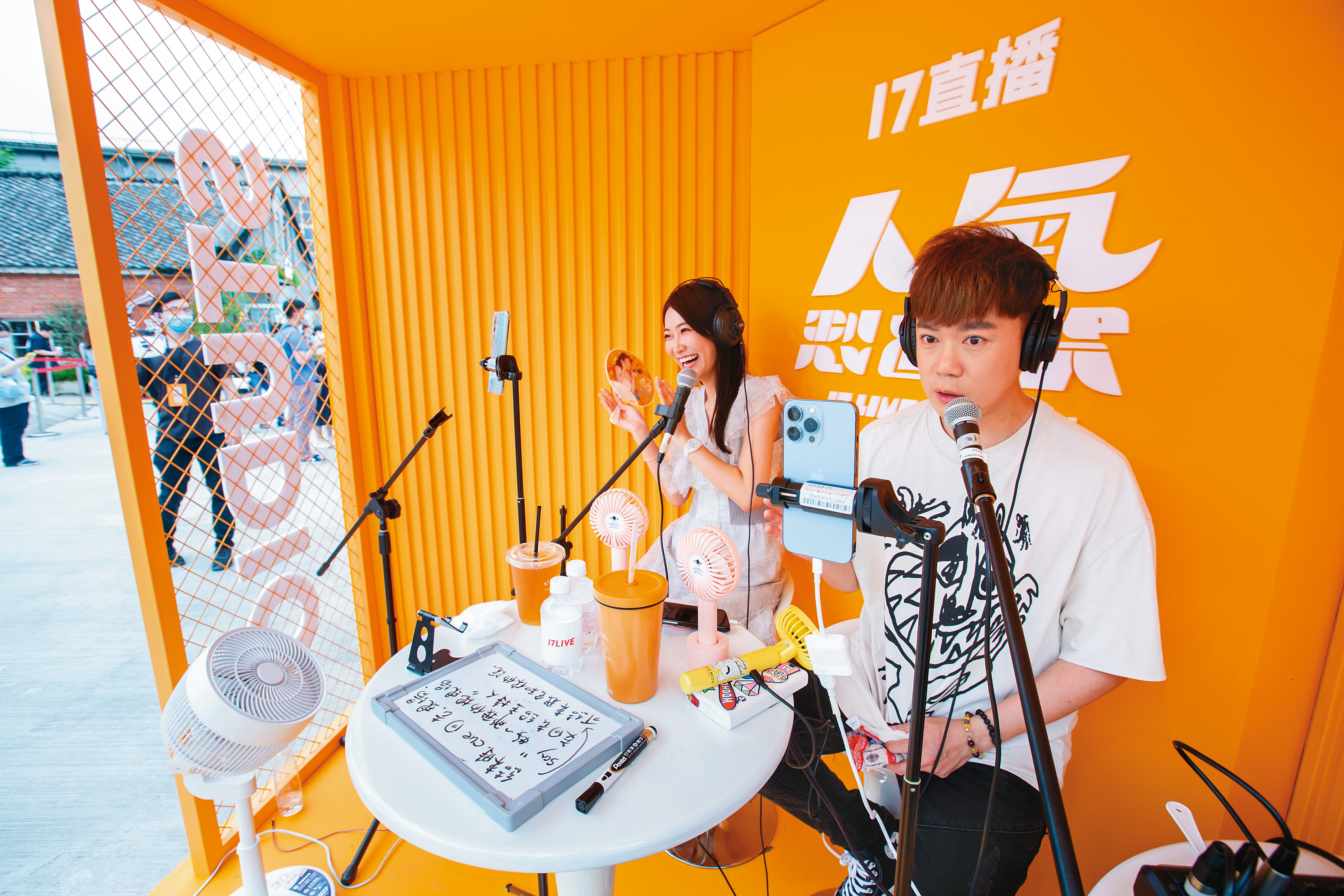 李岳在大熱天下直播，汗如雨下依舊敬業。