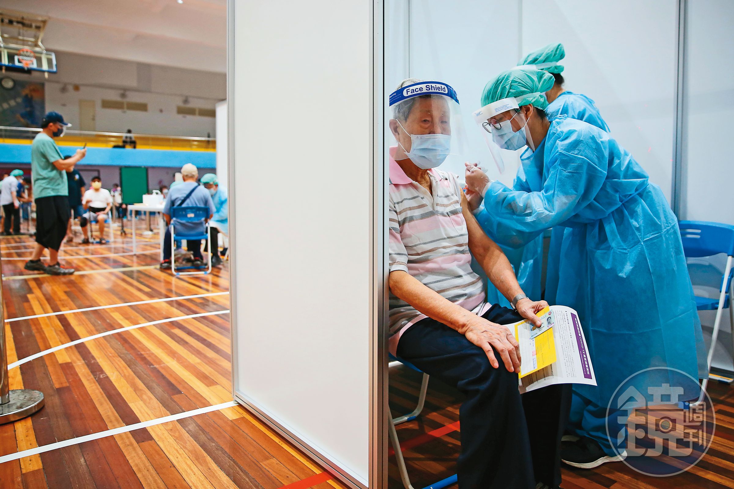 新冠疫情讓產險業防疫保單慘賠3,000億元，後座力慢慢浮現。