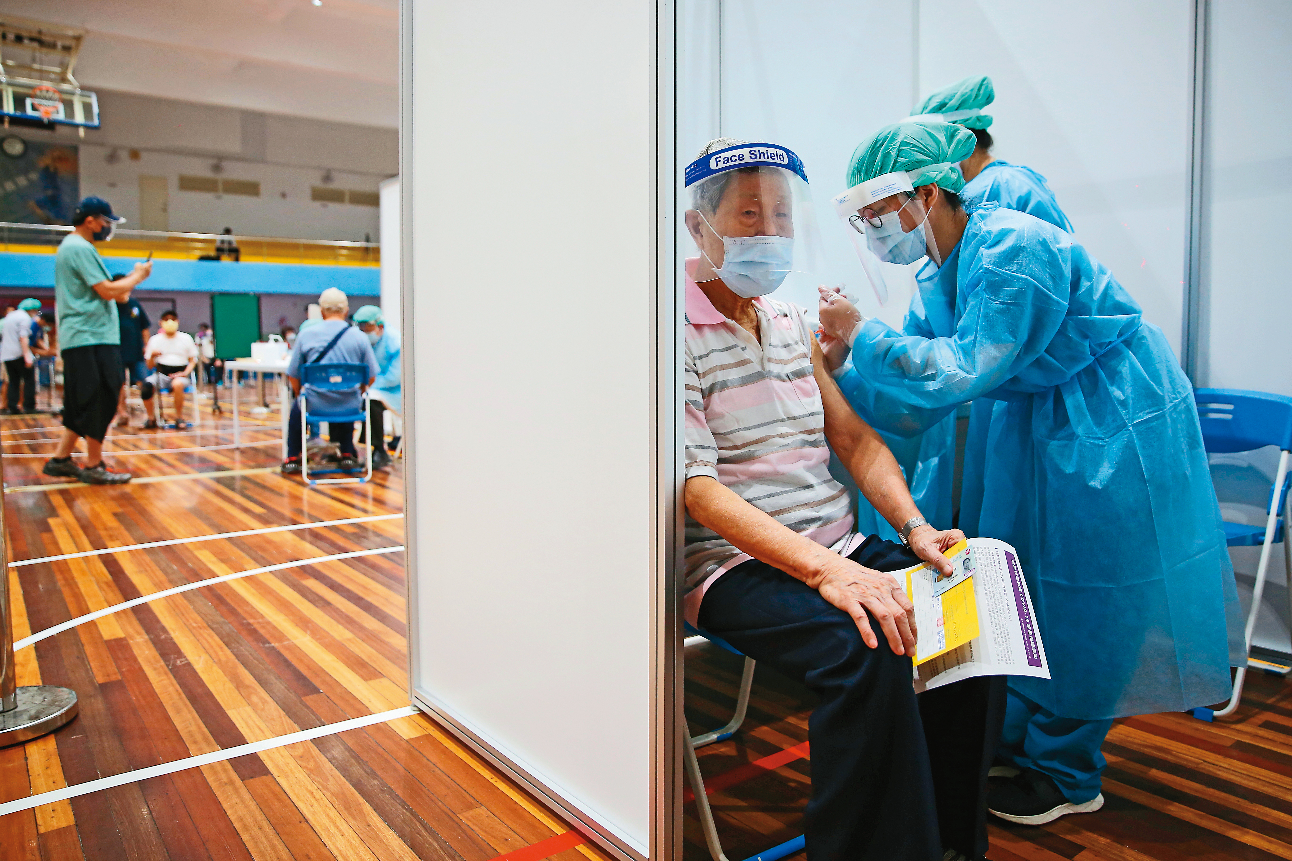 新冠疫情讓產險業防疫保單慘賠3,000億元，後座力慢慢浮現。