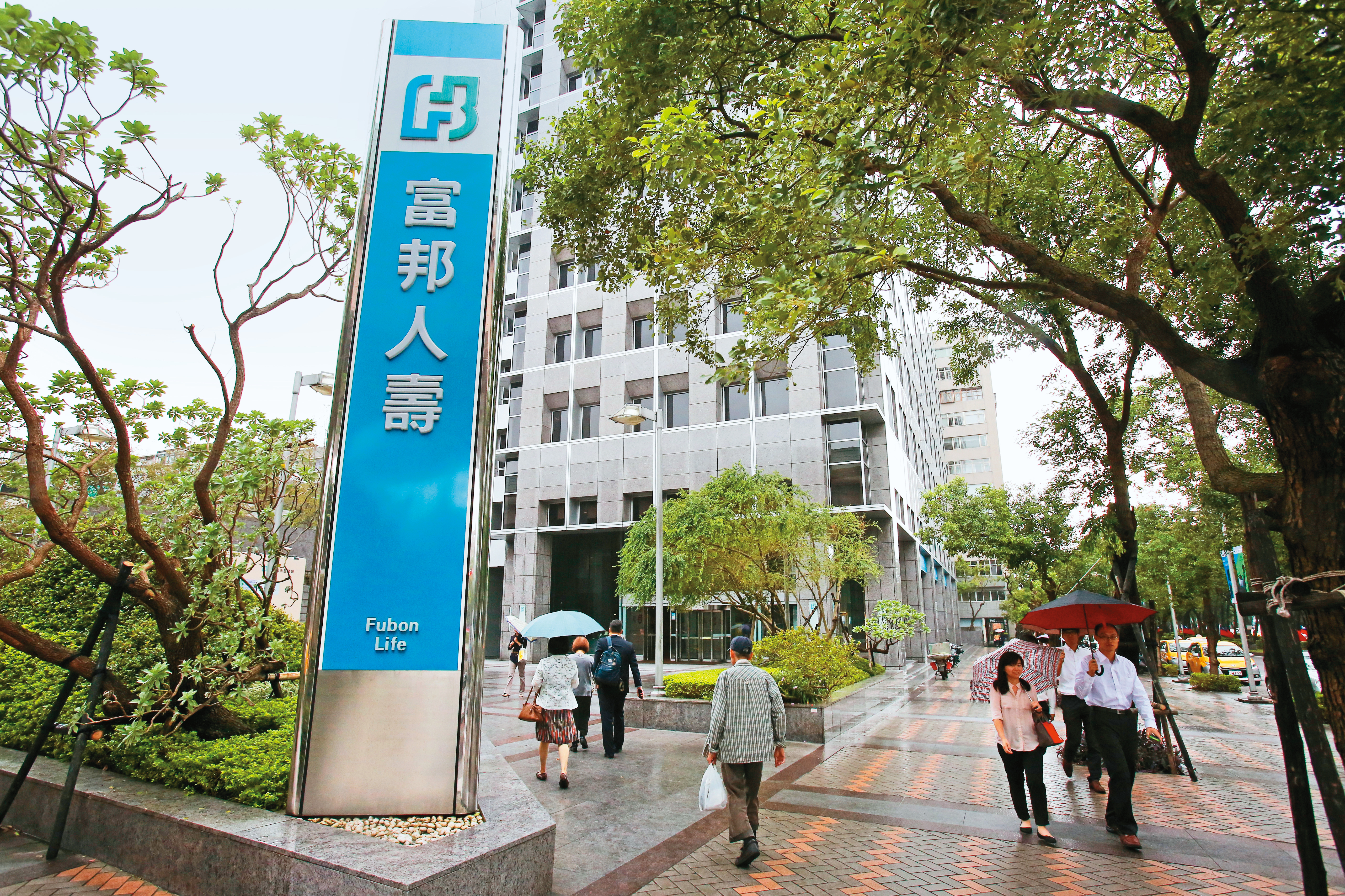 富邦人壽意外險在意外身故、住院、醫療上，都有保證續保機制。