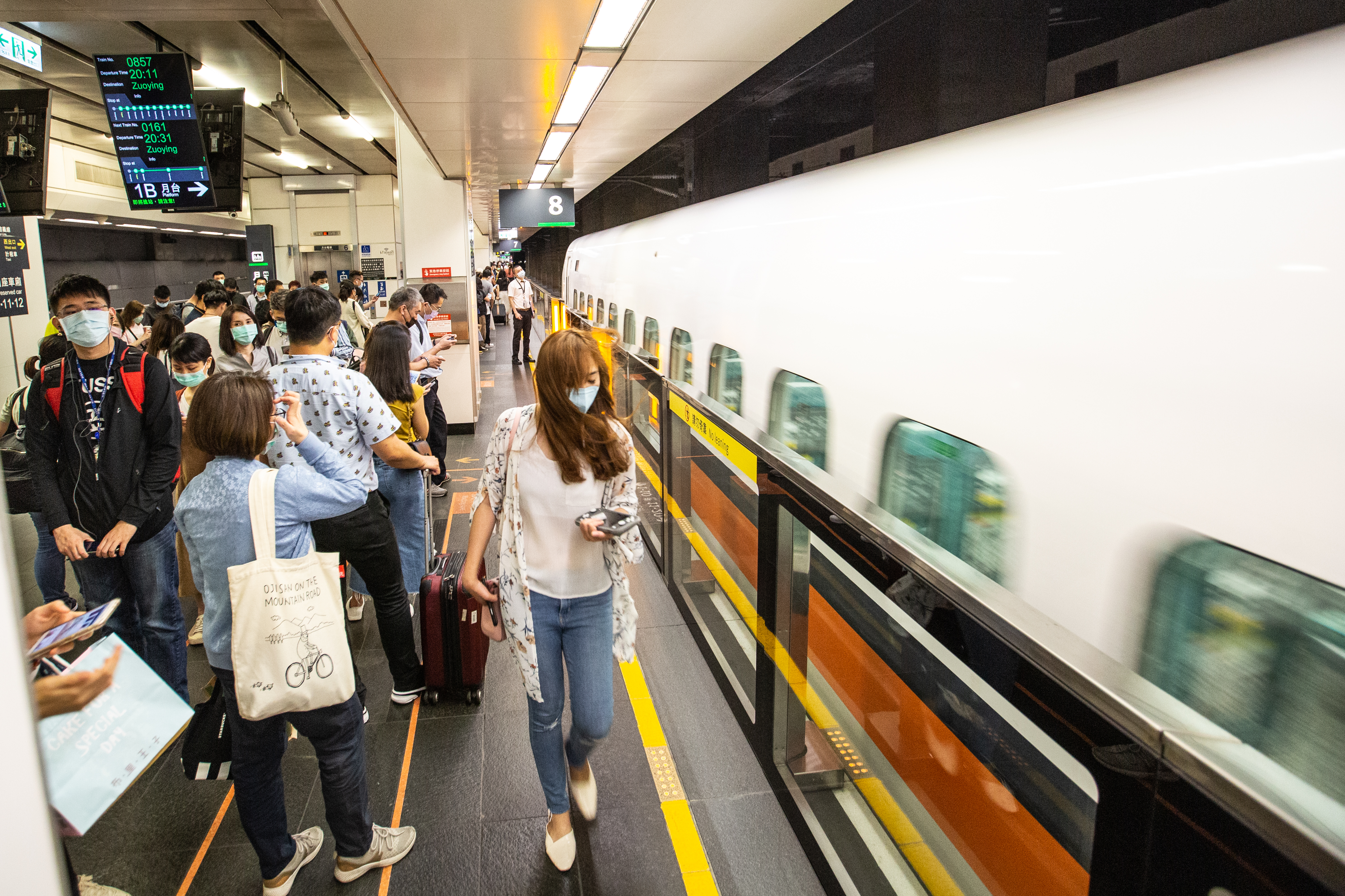 高鐵因對號座車廂擠滿自由座人潮，讓乘客怒轟「台鐵化」。（本刊資料照）