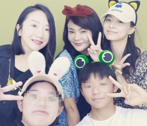 陶晶瑩一家人遊韓國，地陪竟然是周子瑜。（翻攝陶晶瑩臉書）