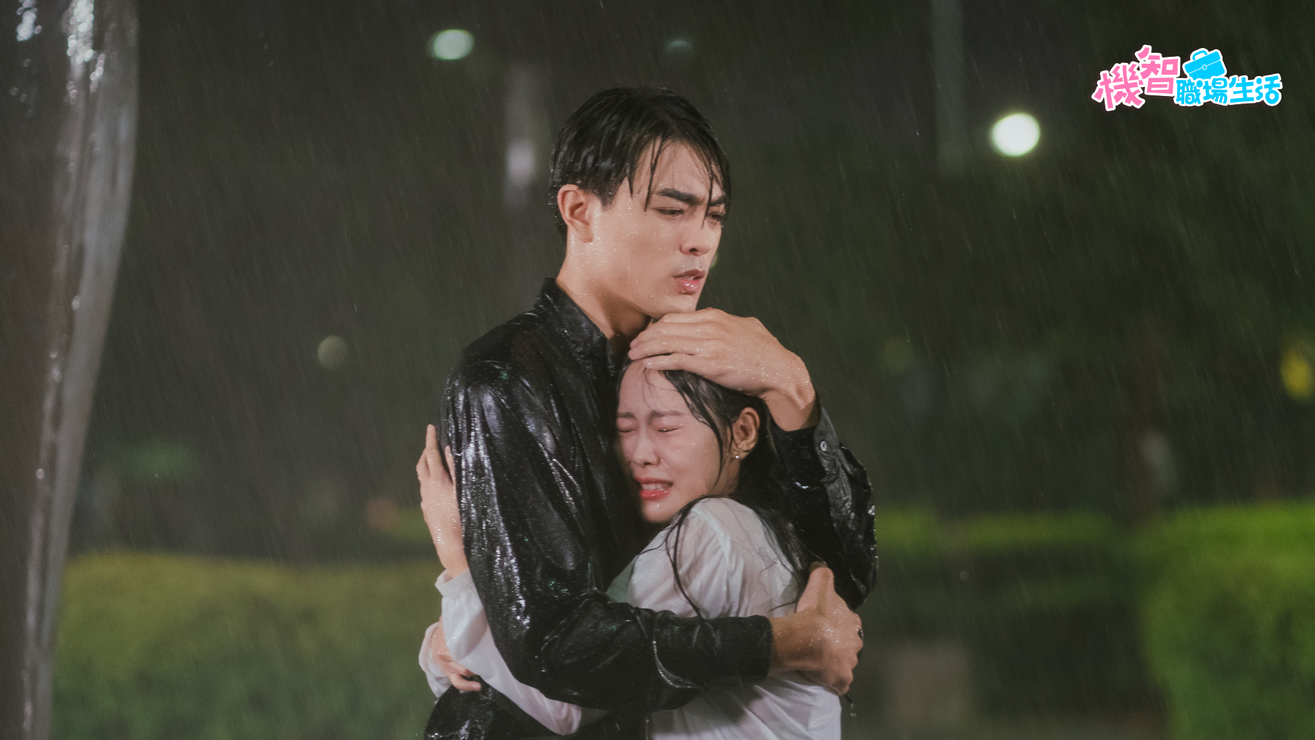 楊翹碩和孔令元在雨中浪漫擁抱。（LINE TV提供）