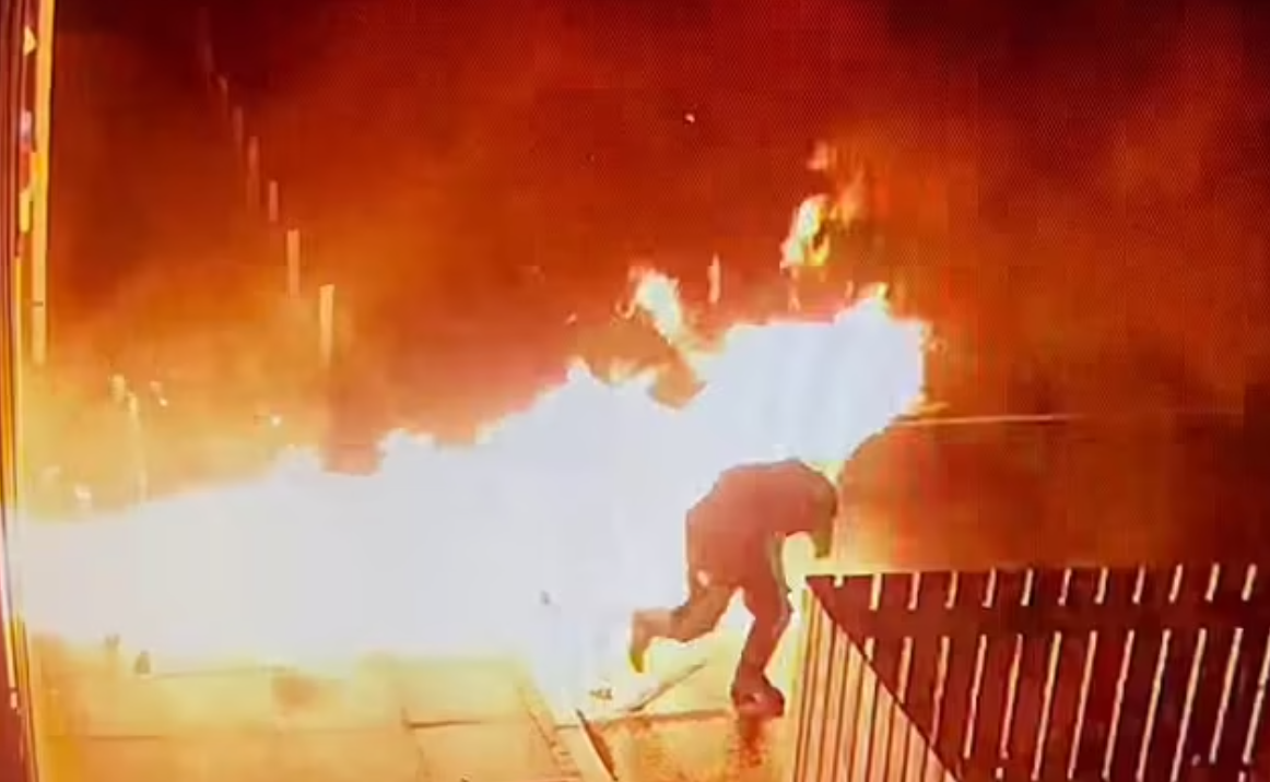 惡賊投易燃物放火反被燒，信箱秒變「噴火龍」朝他射出巨大火砲。（翻自《每日郵報》）