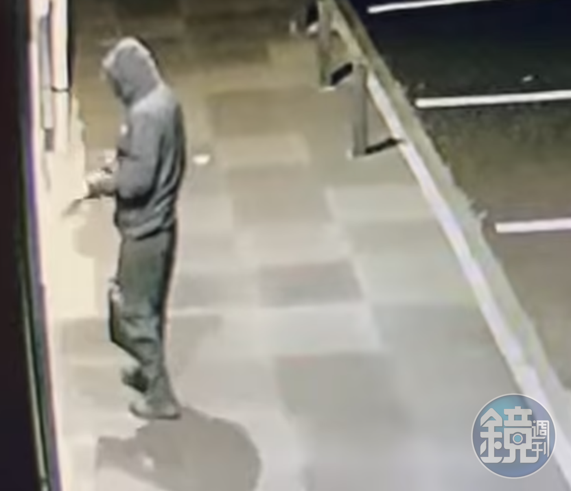 警方正在追查這名縱火男的下落。（翻自《每日郵報》）