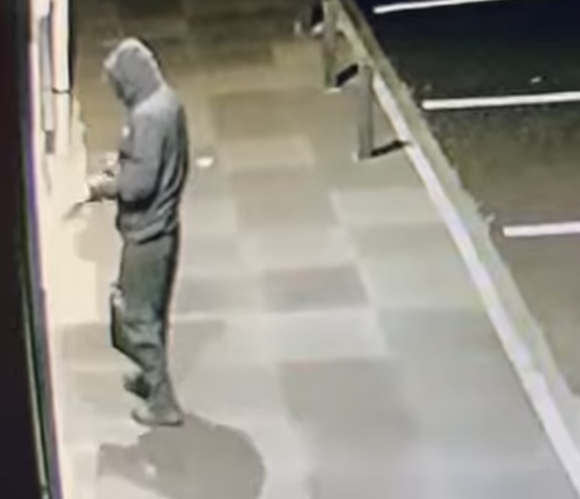 警方正在追查這名縱火男的下落。（翻自《每日郵報》）