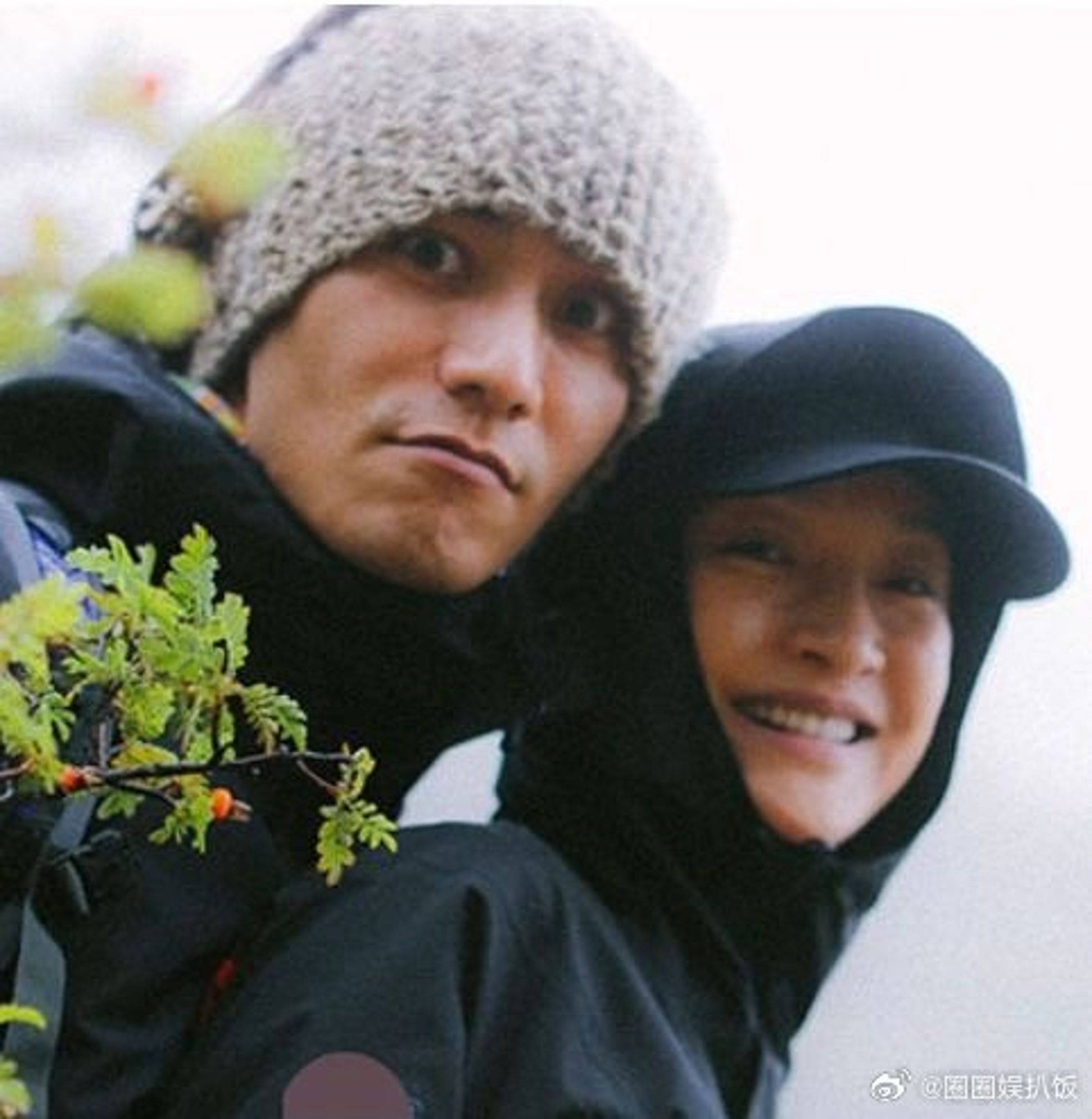 早前瘋傳周迅與陳坤在西藏結婚,但其實周迅與小13歲樂手男友感情穩定。(微博圖片)