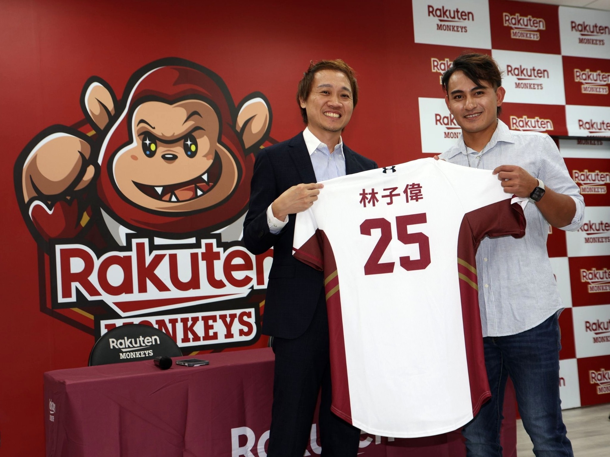 樂天桃猿今宣布林子偉（右）加盟，將披上背號25號戰袍。（翻攝自Rakuten Monkeys臉書）