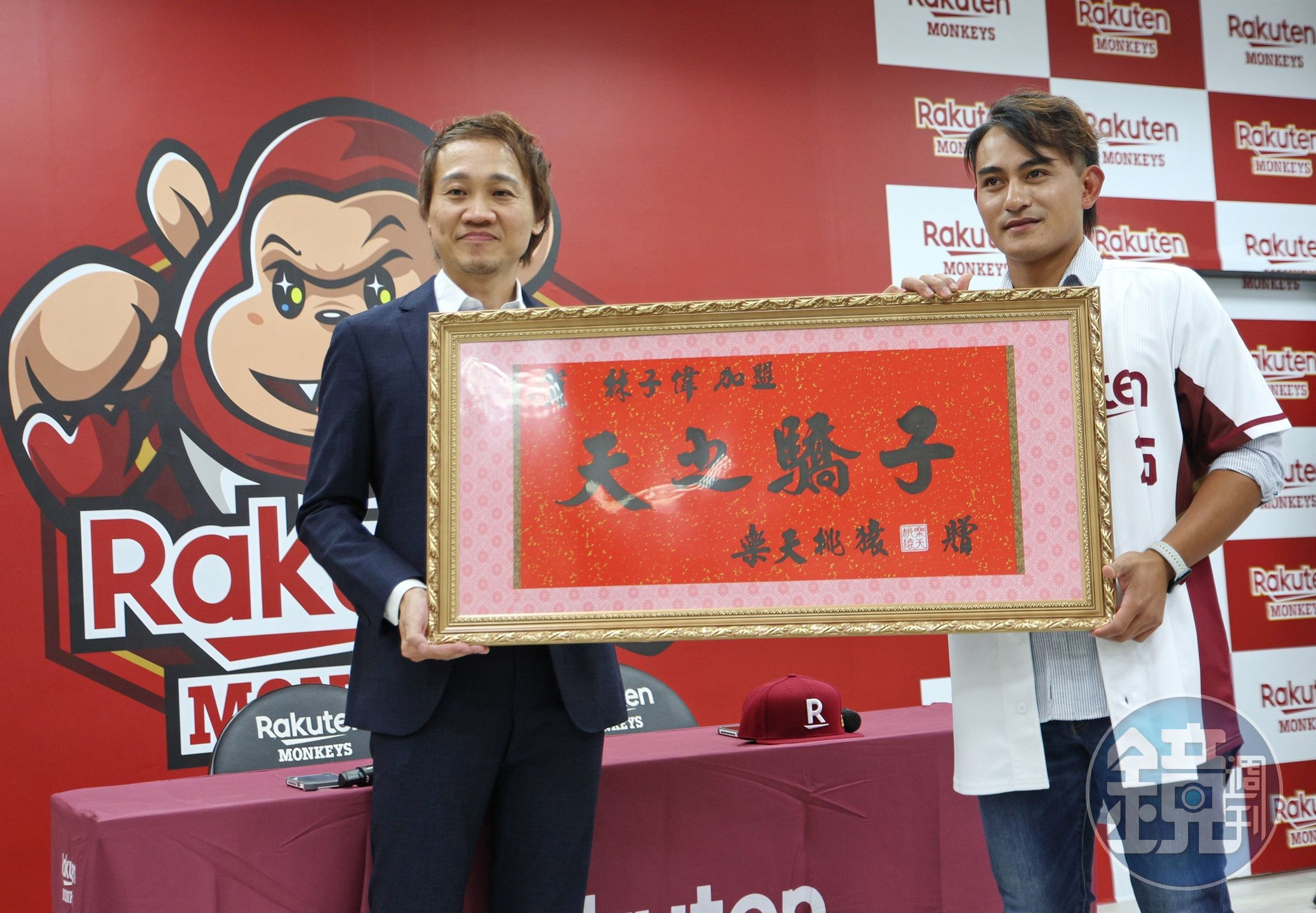 林子偉（右）加盟樂天，獲贈「天之驕子」匾額。（翻攝自Rakuten Monkeys臉書）