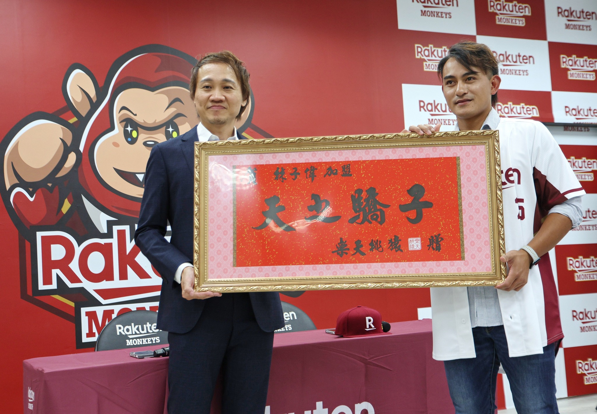 林子偉(右)加盟樂天,獲贈「天之驕子」匾額。(翻攝自Rakuten Monkeys臉書)