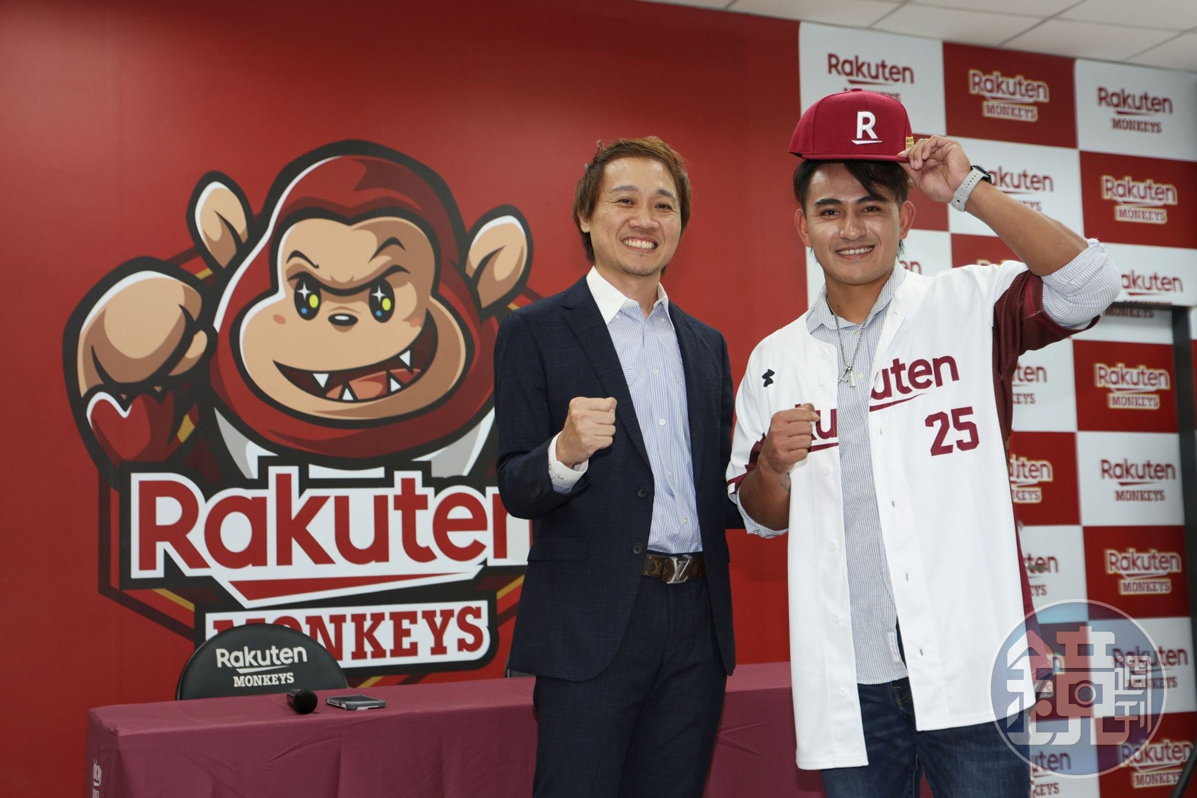 林子偉（右）加盟合約總價值達到3,100萬元。（翻攝自Rakuten Monkeys臉書）