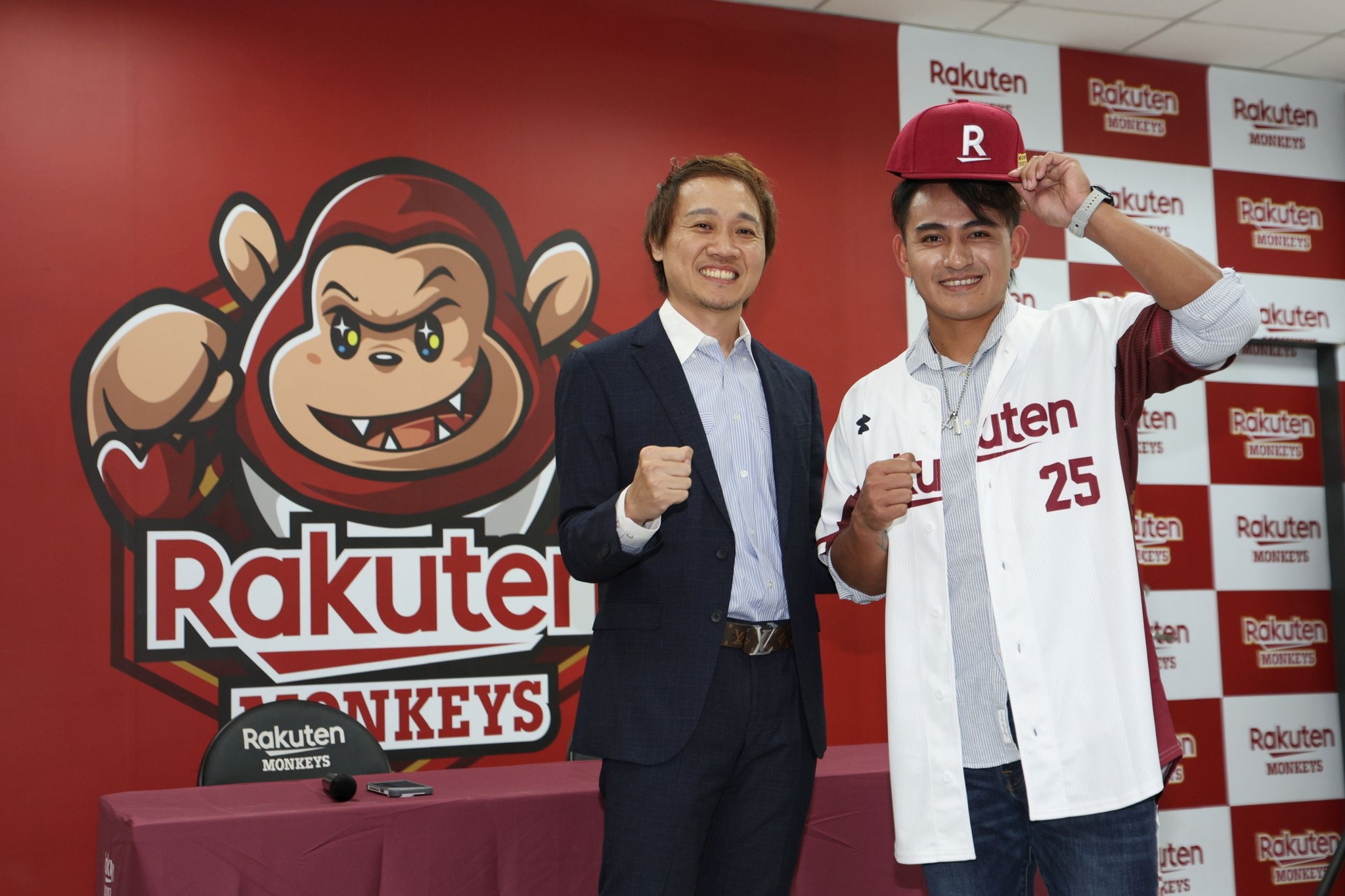 林子偉(右)加盟合約總價值達到3,100萬元。(翻攝自Rakuten Monkeys臉書)