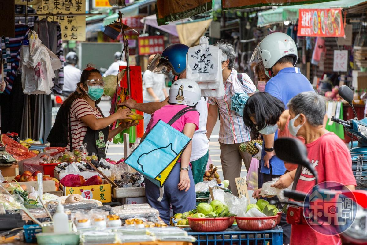 女網友透露菜市場關門前常有促銷價格，可趁機撿便宜。（本刊資料照）