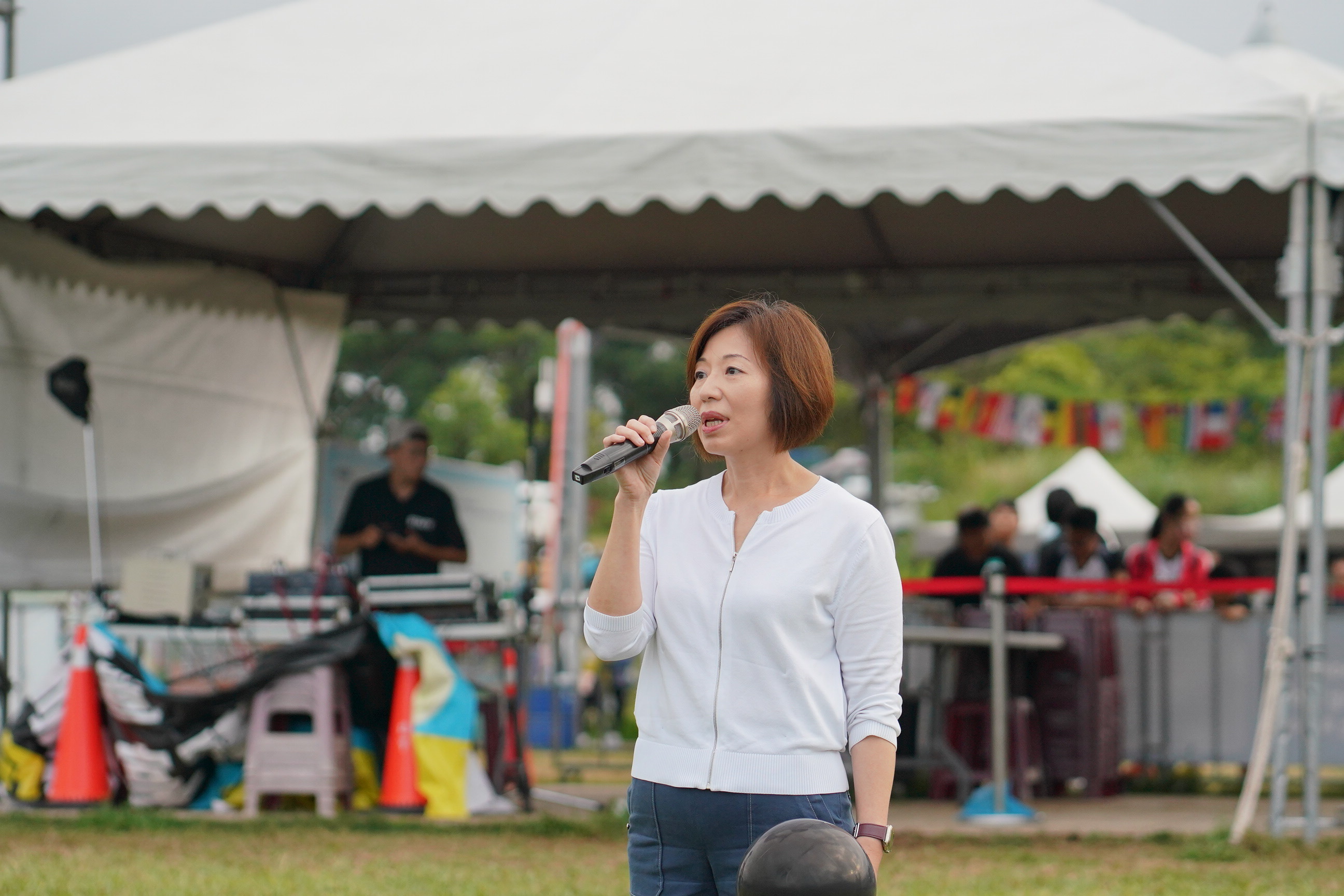 台東地檢署趁熱氣球嘉年華活動進行反賄選、反詐騙及反毒宣傳活動，檢察長柯宜汾還邀民眾一起闖關玩遊戲並搭熱氣球，效果良好。（台東地檢署提供）  