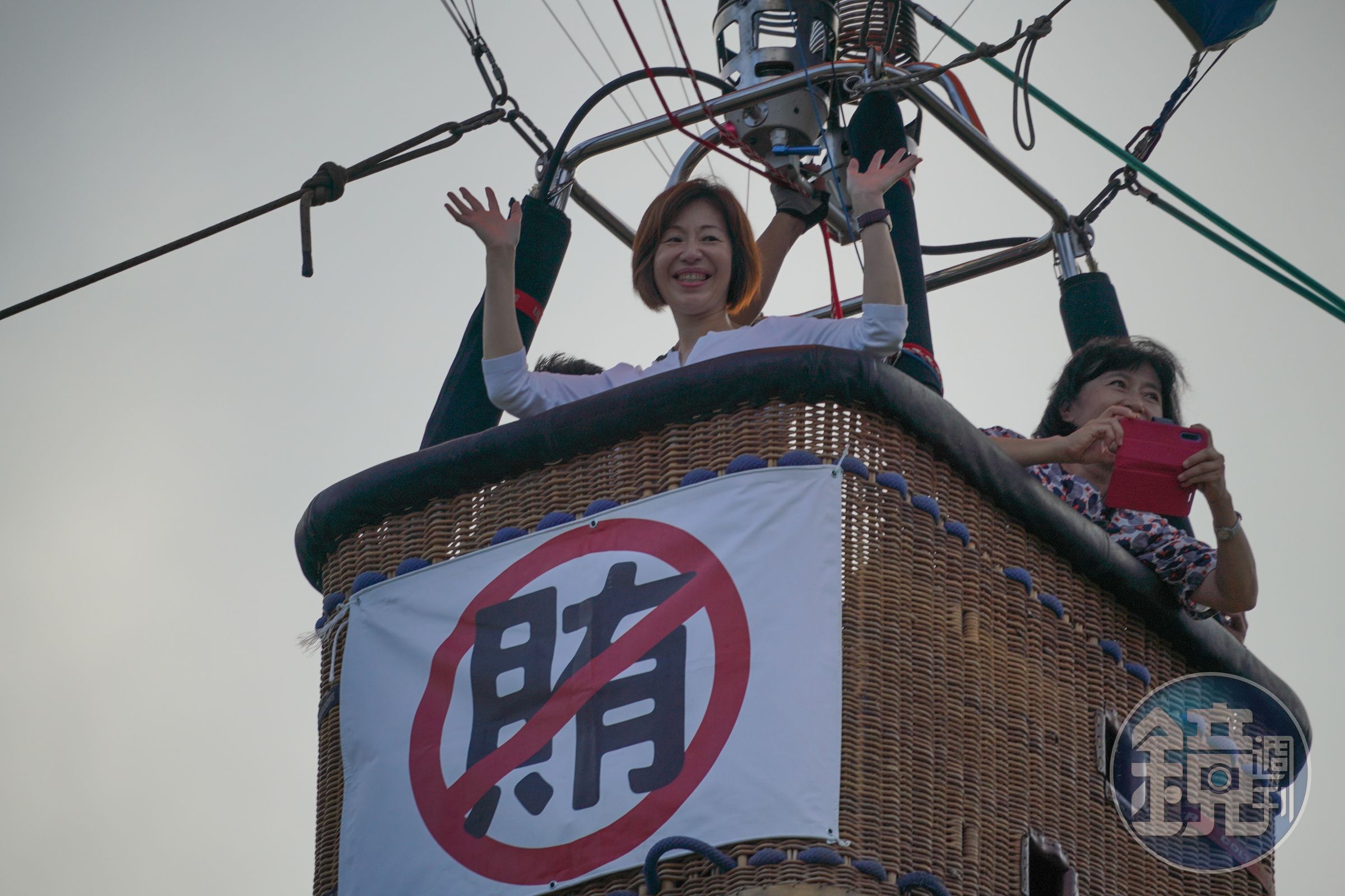 台東地檢署趁熱氣球嘉年華活動進行反賄選、反詐騙及反毒宣傳活動,檢察長柯宜汾還邀民眾一起闖關玩遊戲並搭熱氣球,效果良好。(台東地檢署提供)