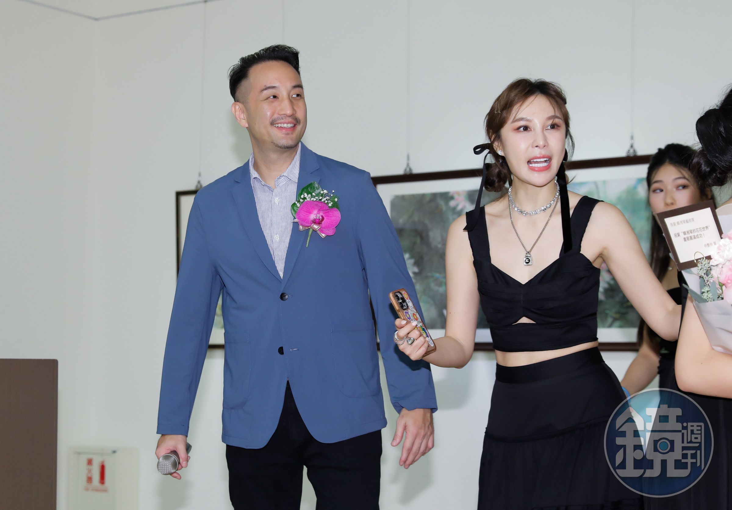 唐志中(左)與老婆小咪(右)現身畫廊。