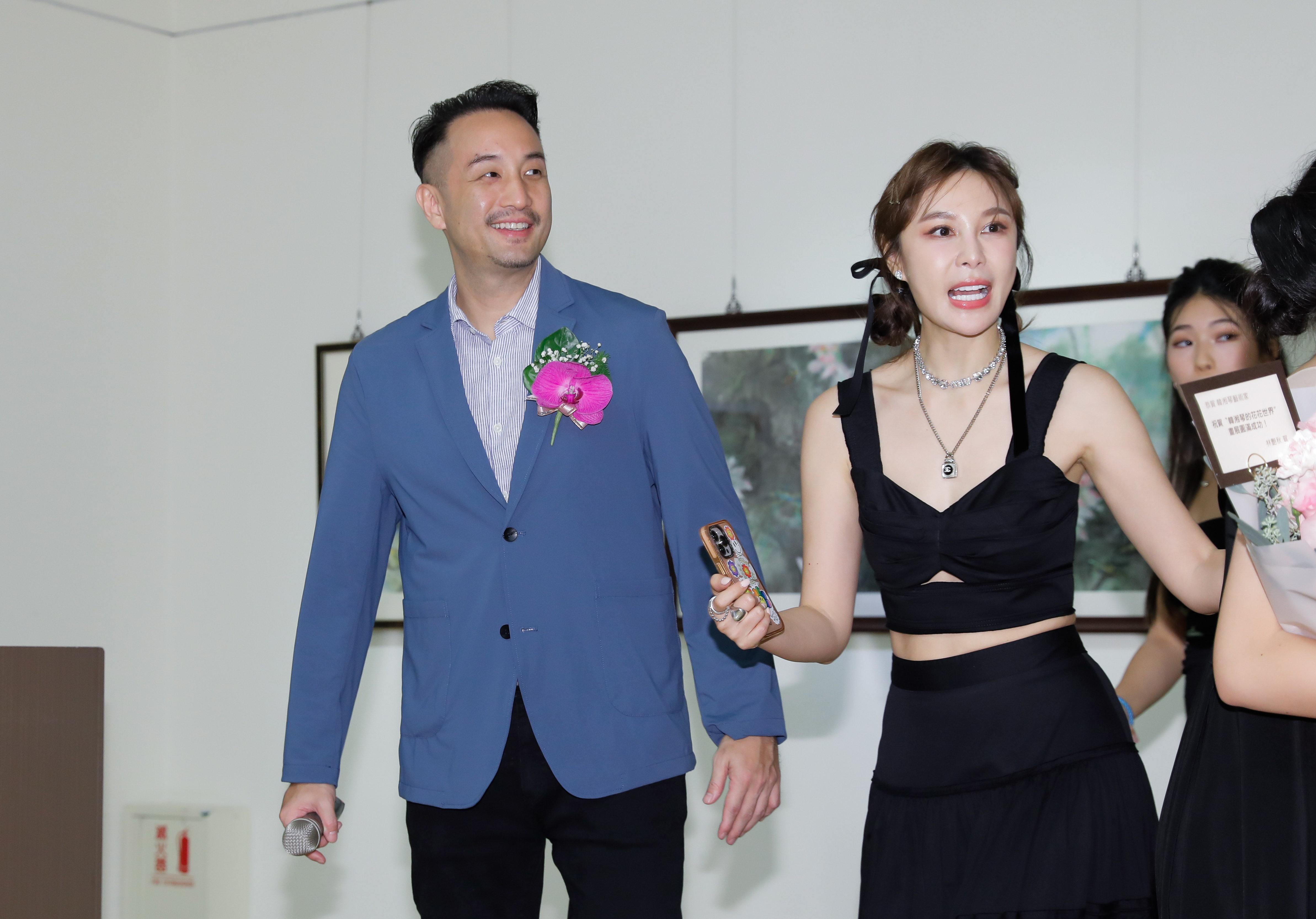 唐志中（左）與老婆小咪（右）現身畫廊。