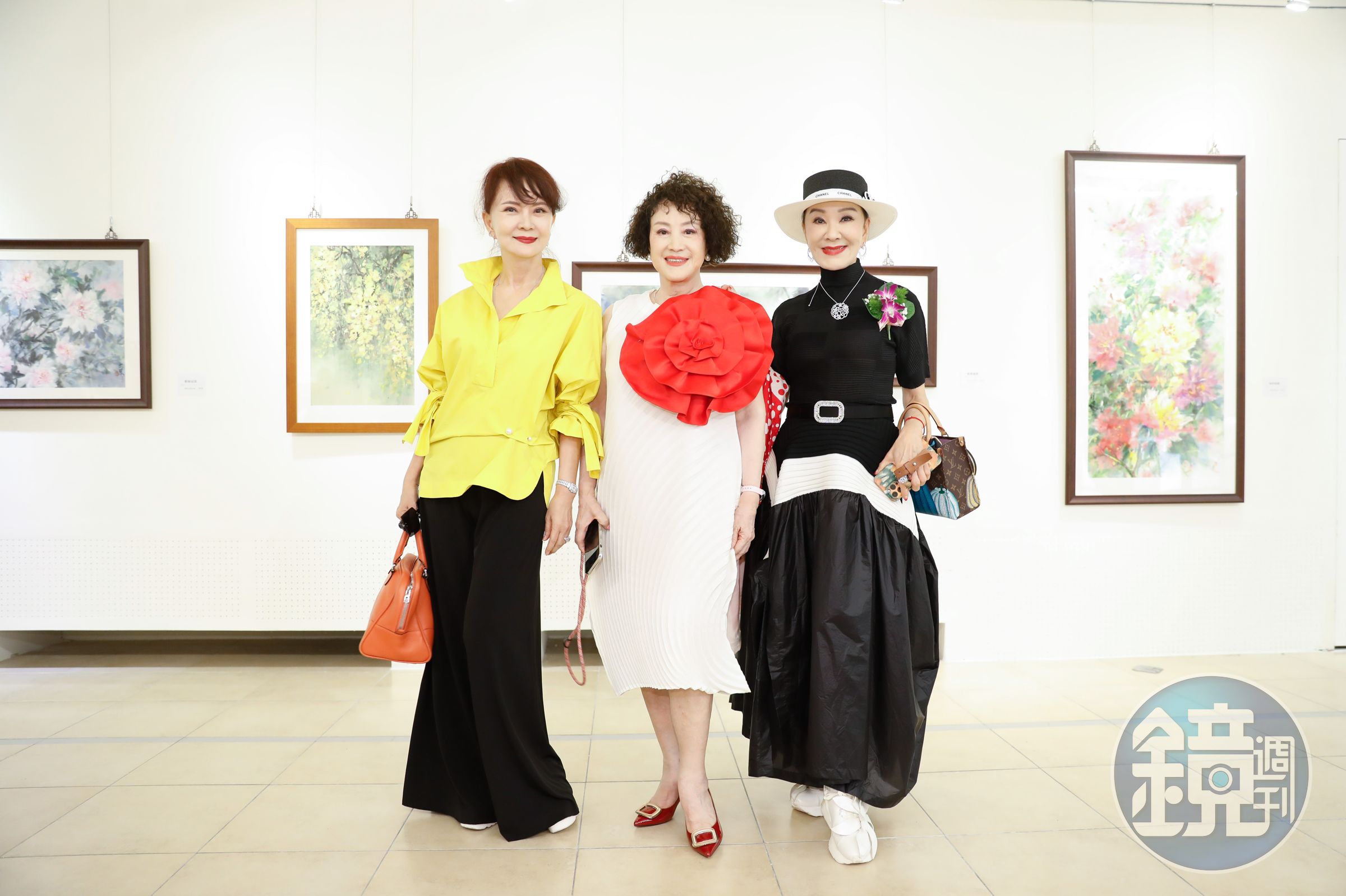 韓湘琴(中)舉辦畫展,演藝圈好友夏台鳳(右)、鄧美芳(左)現身力挺。