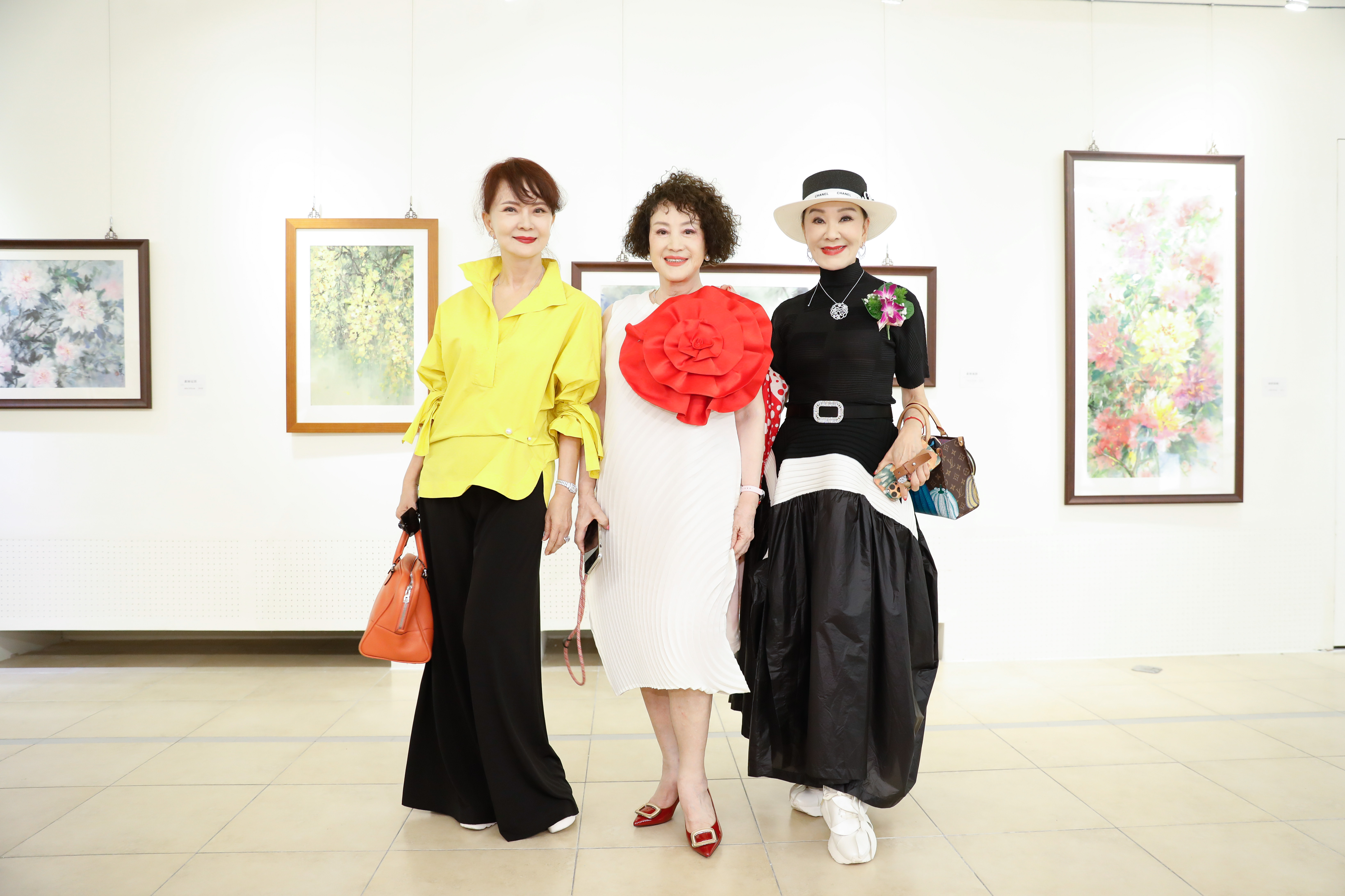 韓湘琴（中）舉辦畫展，演藝圈好友夏台鳳（右）、鄧美芳（左）現身力挺。