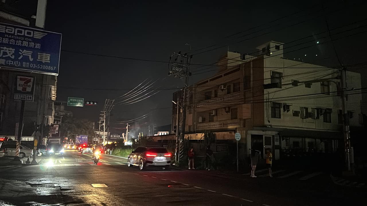 新竹市區今爆出多處停電，台電也積極搶修，預計10點半全面復電。（翻攝自新竹爆料公社）