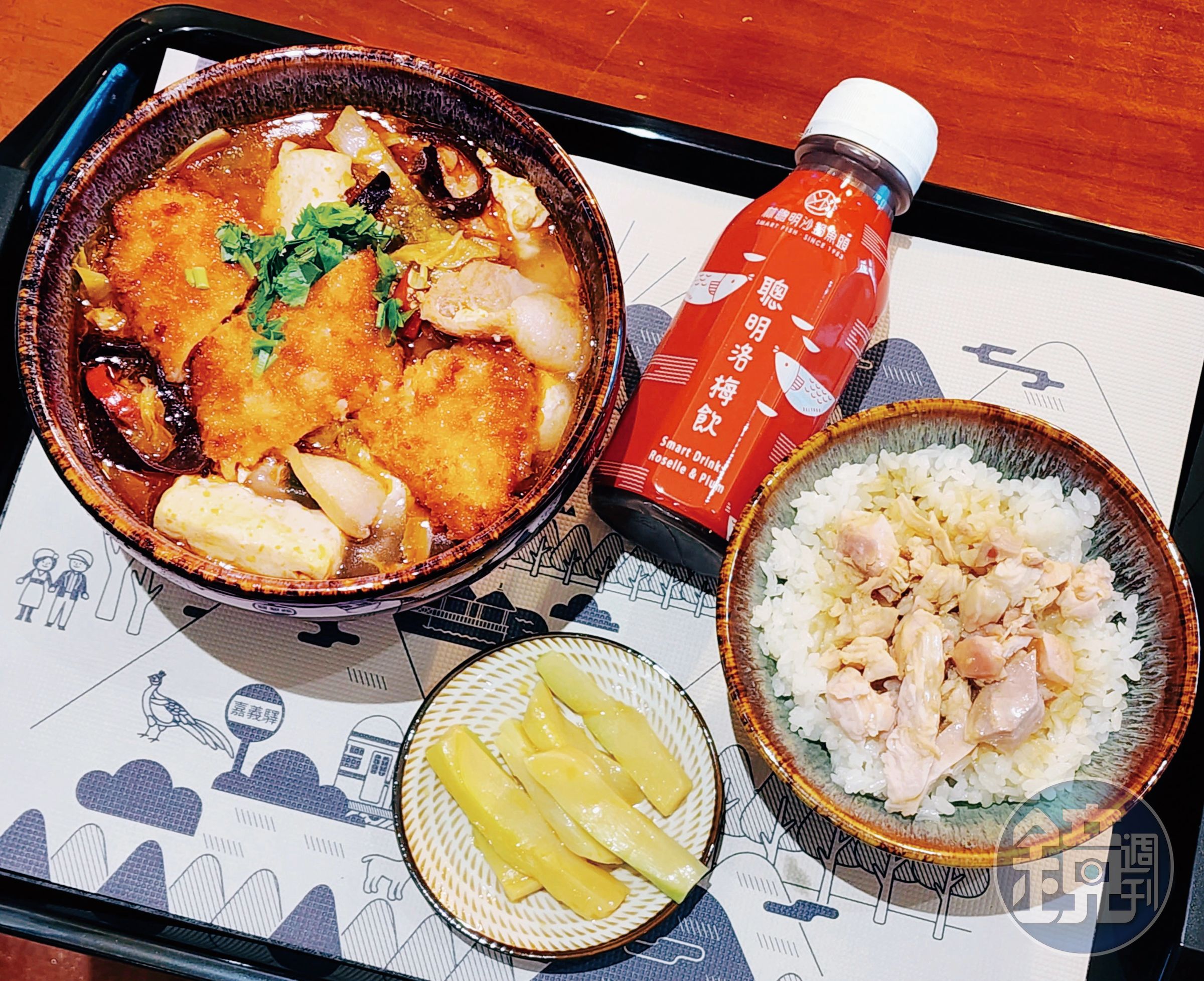桃機限定的「沙鍋魚排套餐」以無刺純鱈魚製作，還附上飲料、小菜和火雞肉飯。（380元／份，林聰明沙鍋魚頭提供）