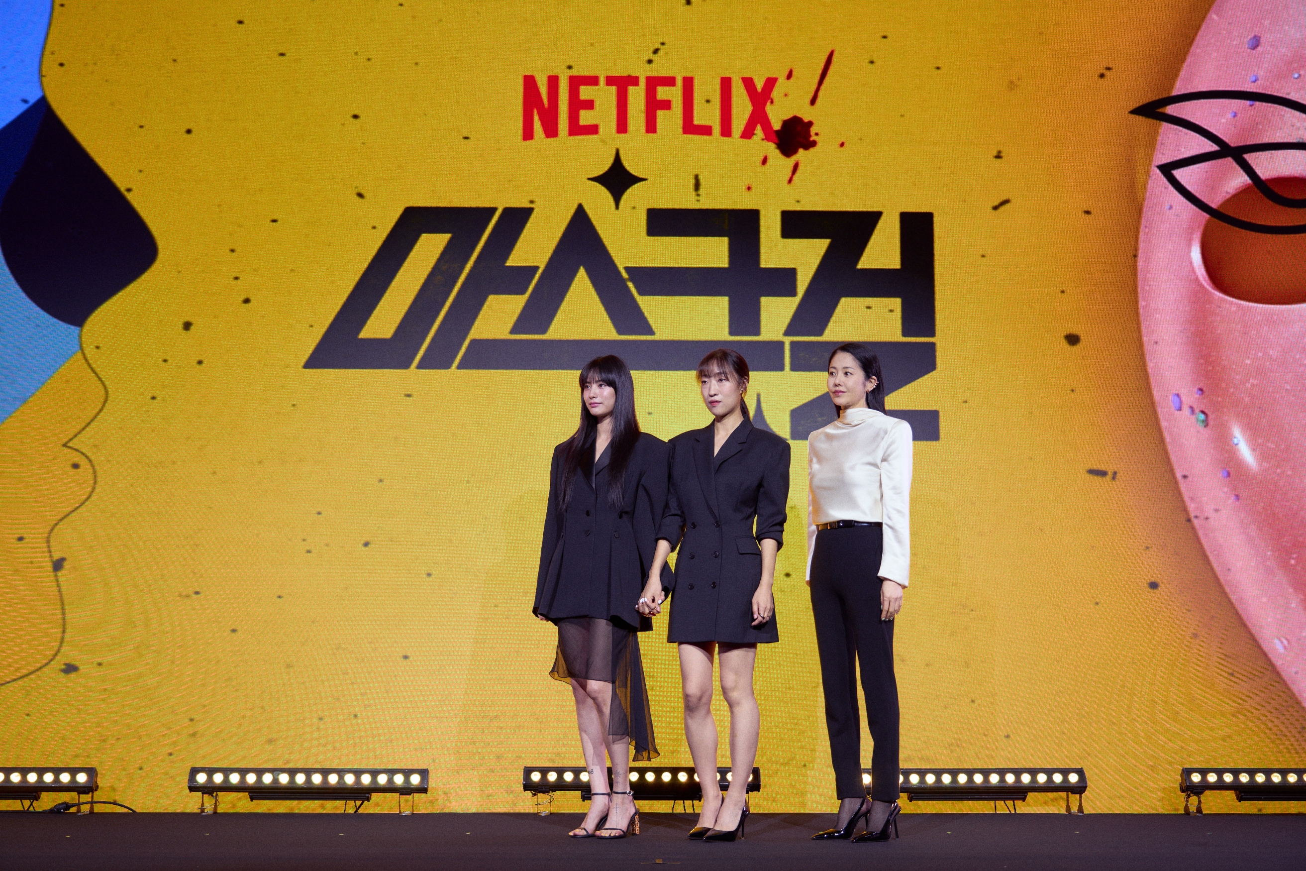 《假面女郎》高賢廷（右起）、李寒別與林珍娜（NANA）今在記者會首次以非面具形式露面。（Netflix提供）