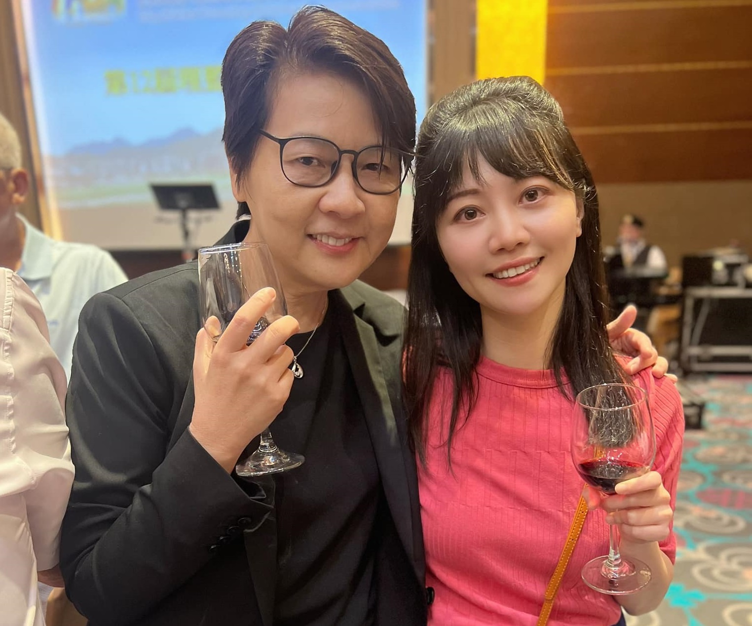高嘉瑜昨（16日）晚出席內科發展協會活動，與黃珊珊合照顯露出好交情。（翻攝自高嘉瑜臉書）