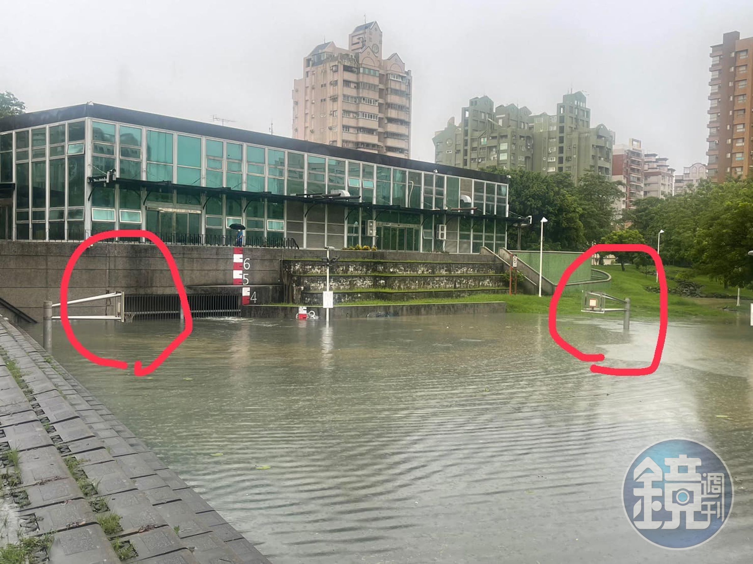 高雄三民區本和里滯洪池平日是籃球場，若降下大量雨勢，就會變成滯洪池。（翻攝自康裕成 高雄市議長臉書）