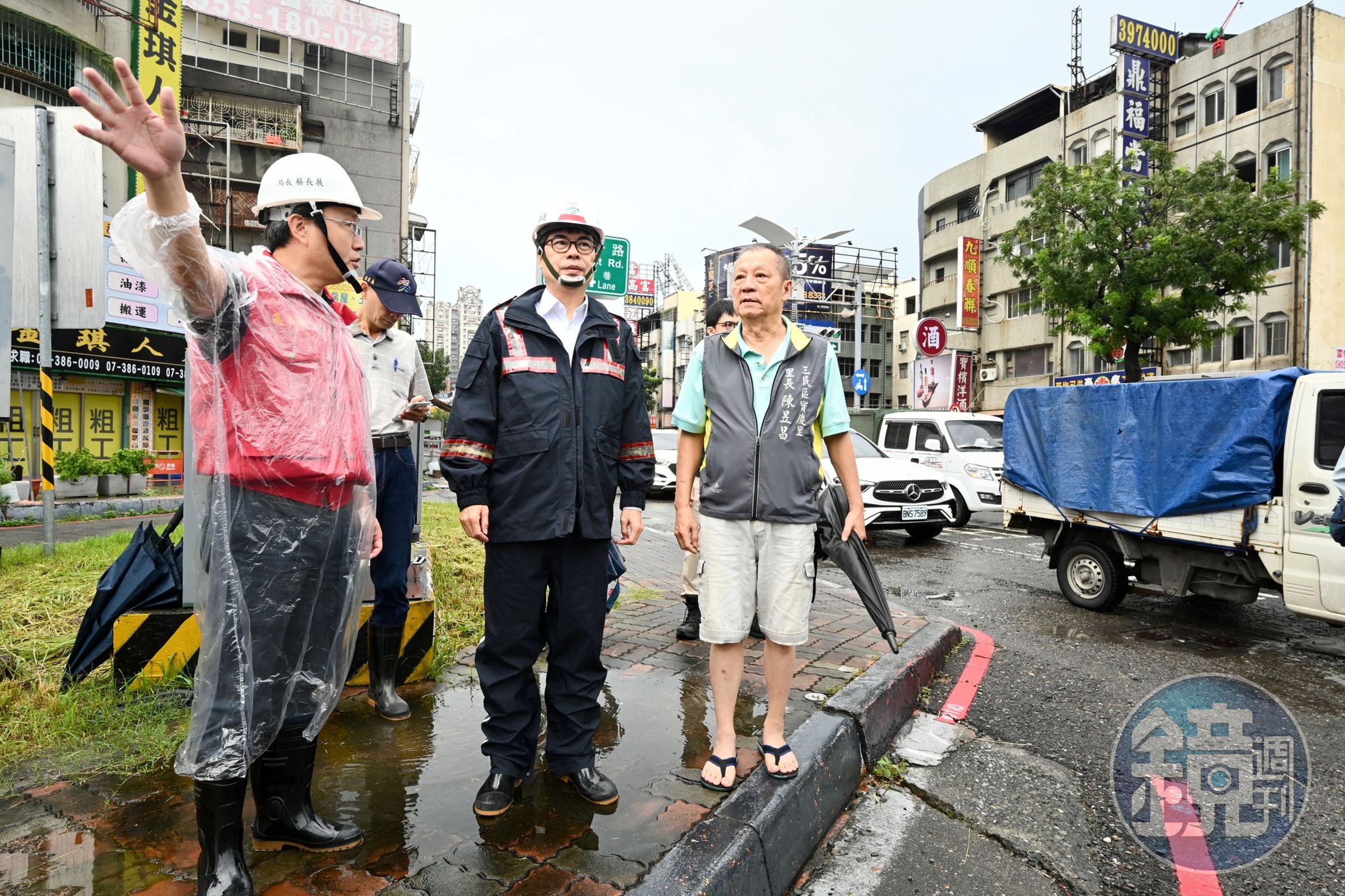 市長陳其邁親自到各處查看淹水情形。（翻攝自陳其邁臉書）