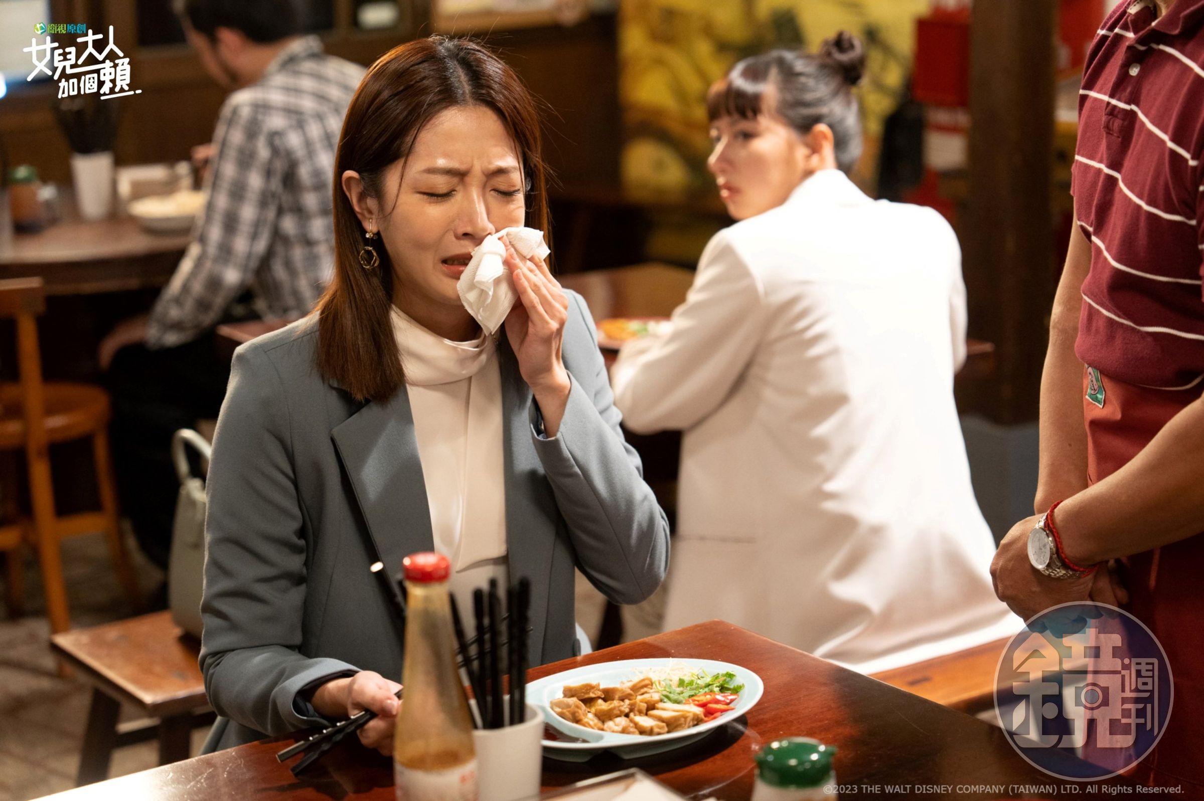 黃薇渟戲裡心情不好吃豬腸洩憤。(衛視原創)