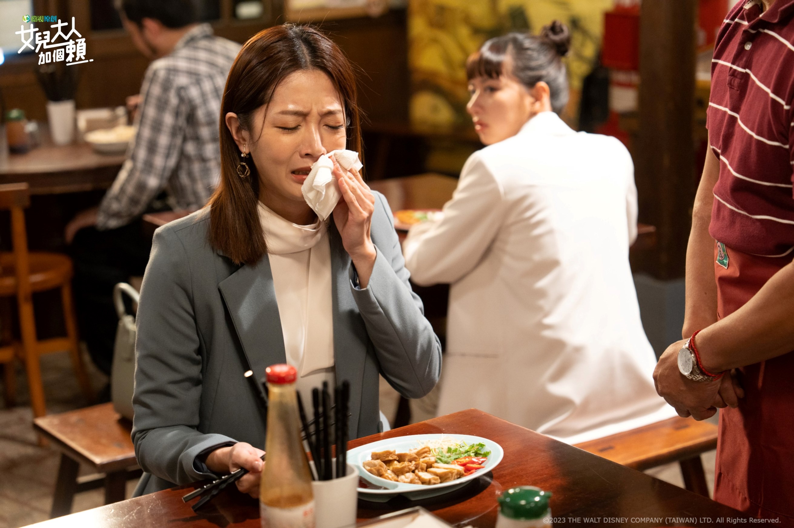 黃薇渟戲裡心情不好吃豬腸洩憤。(衛視原創)