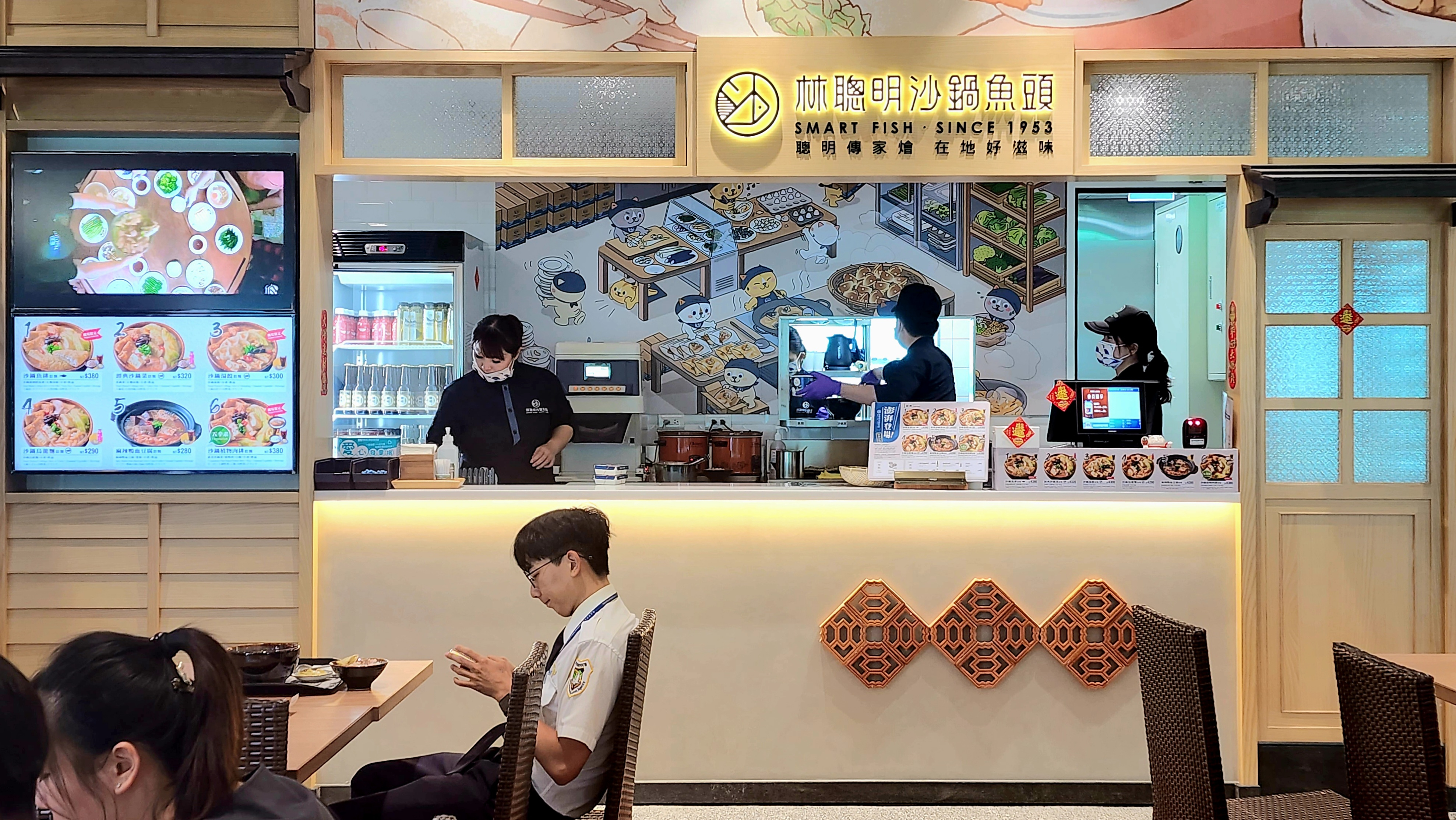 嘉義的知名小吃「林聰明沙鍋魚頭」宣布於8月13日起，進駐桃機第二航廈、由昇恆昌打造的「C3街口食趣主題候機室暨餐飲服務區」。（林聰明沙鍋魚頭提供）