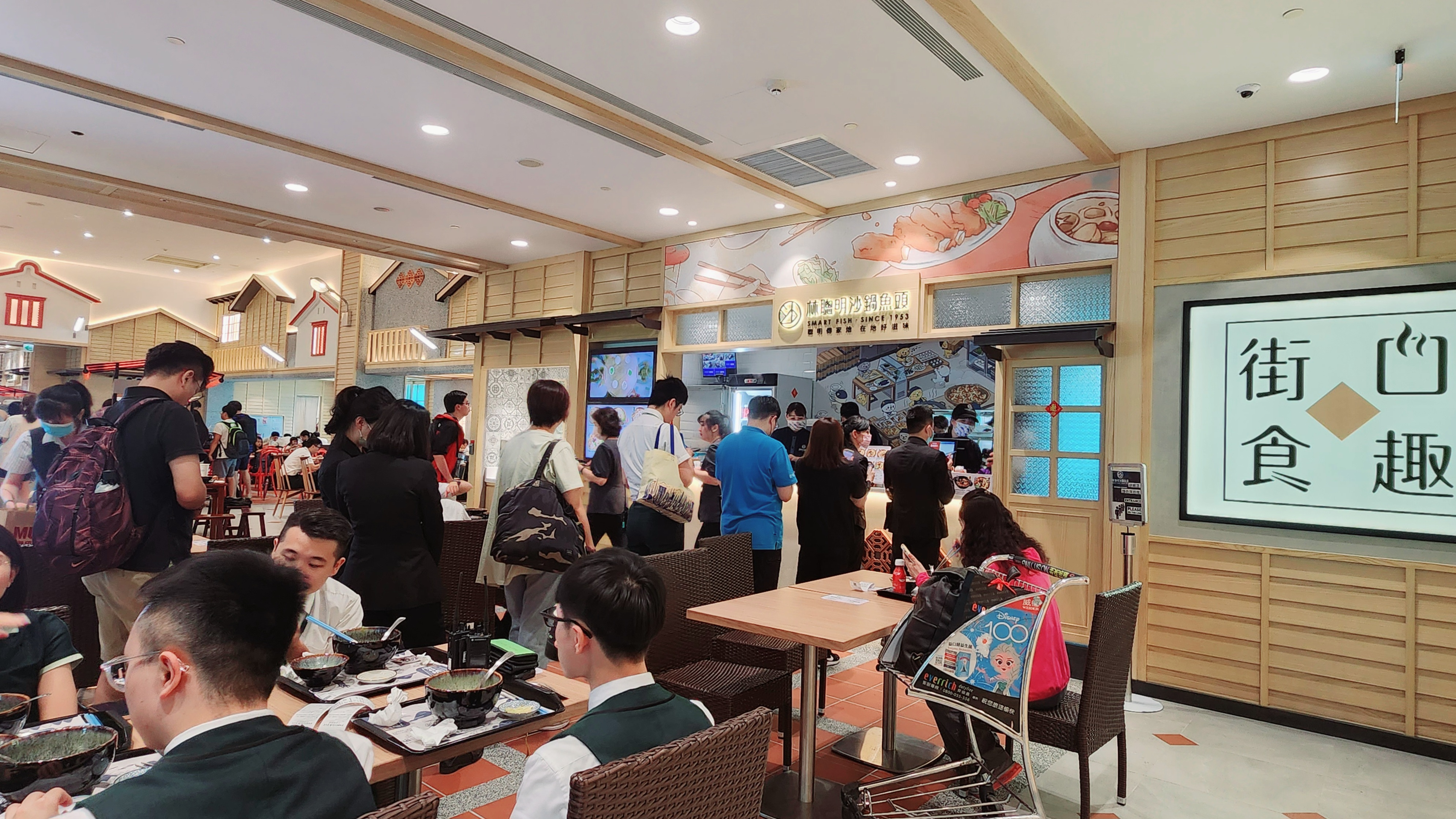 林聰明沙鍋魚頭桃園機場店一開張，已經吸引排隊人龍，除了旅客之外，也造福機場內的工作人員。（林聰明沙鍋魚頭提供）