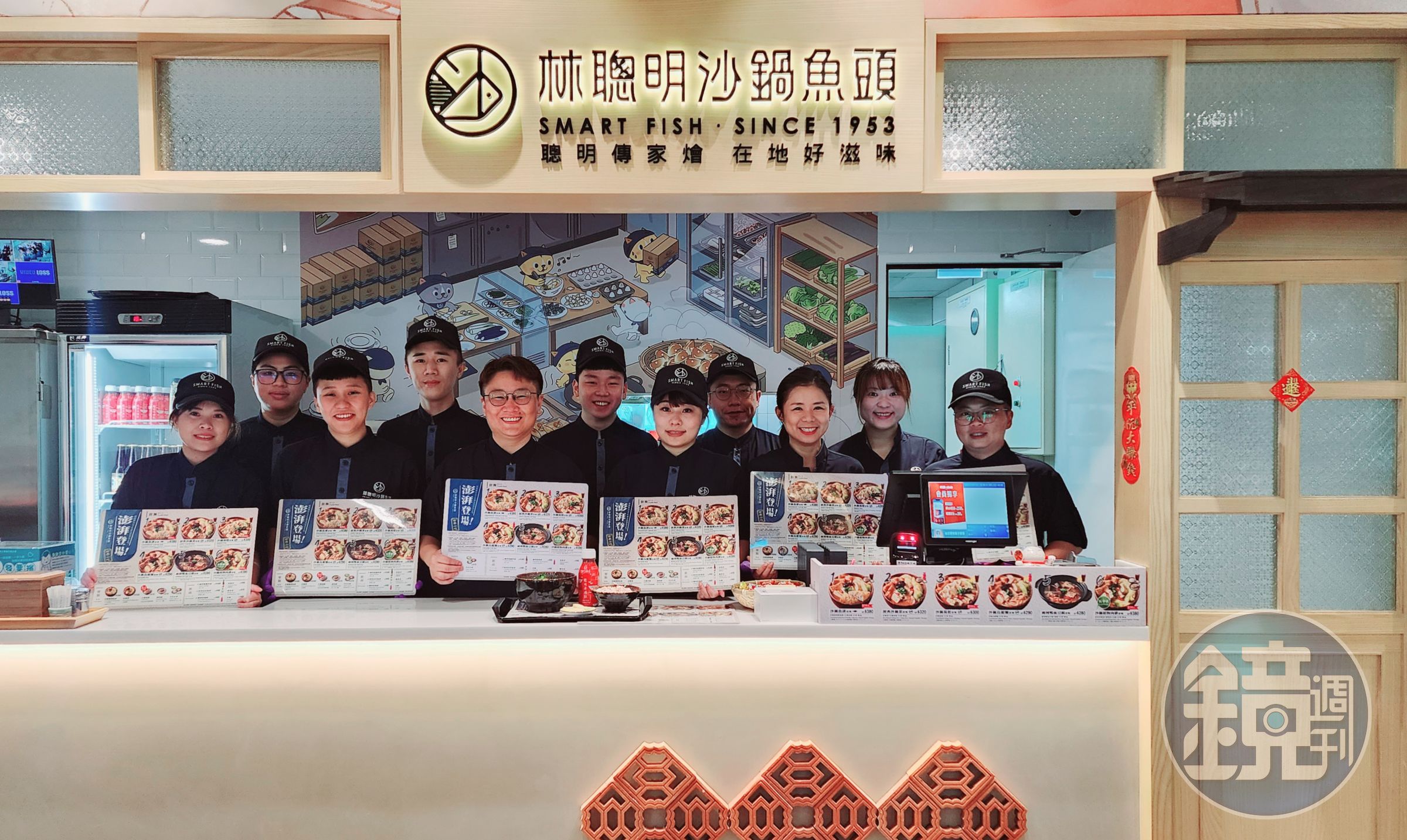 林聰明沙鍋魚頭第三代老闆林佳慧（左五）為了保持食物品質，派團隊北上直營服務。（林聰明沙鍋魚頭提供）