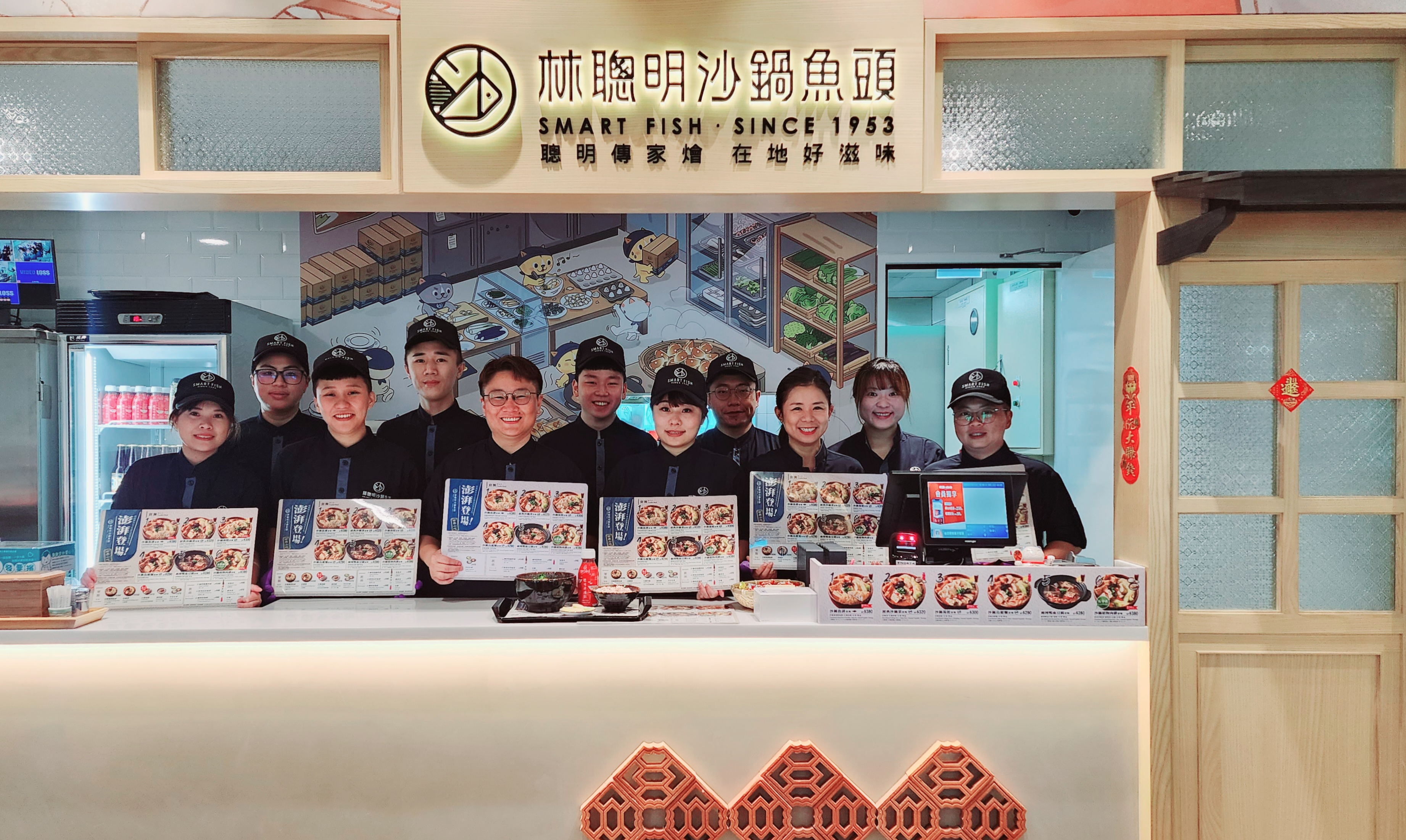 林聰明沙鍋魚頭第三代老闆林佳慧（左五）為了保持食物品質，派團隊北上直營服務。（林聰明沙鍋魚頭提供）