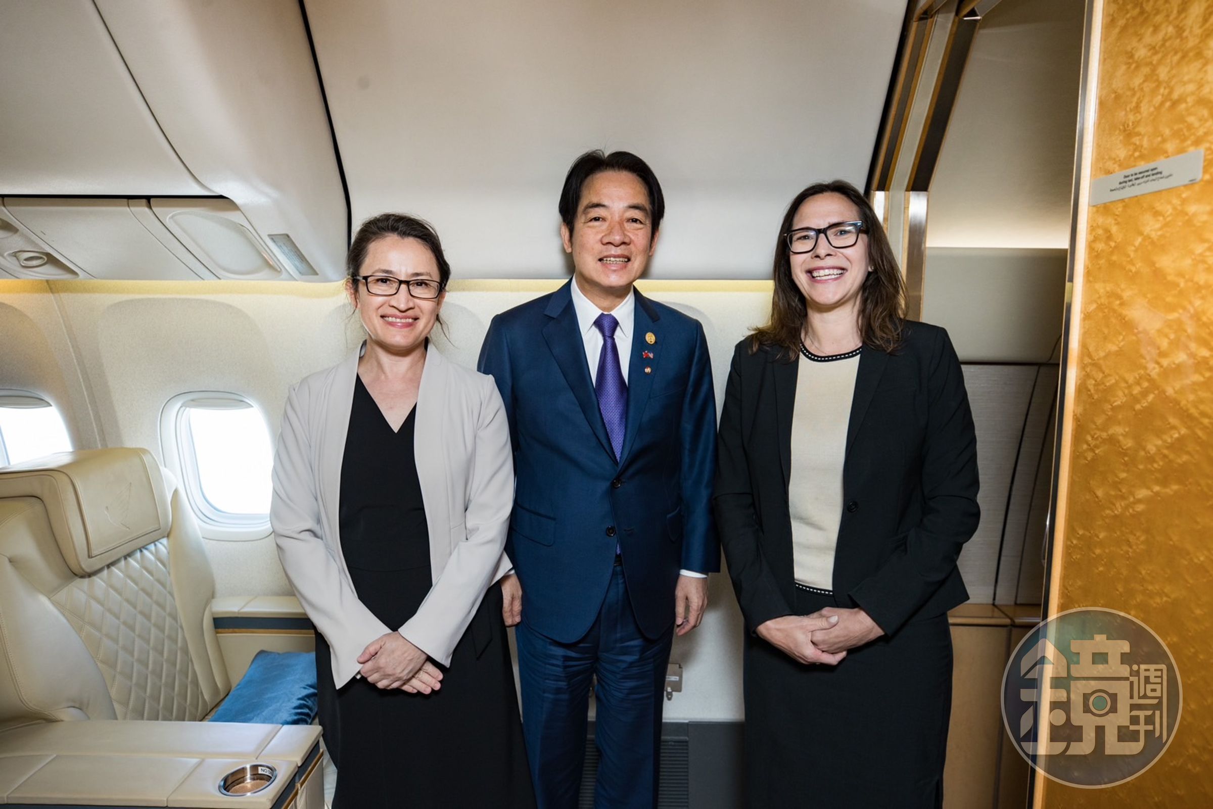 副總統賴清德過境舊金山，駐美代表蕭美琴與AIT主席羅森柏格登機迎接。（翻攝自賴清德臉書）