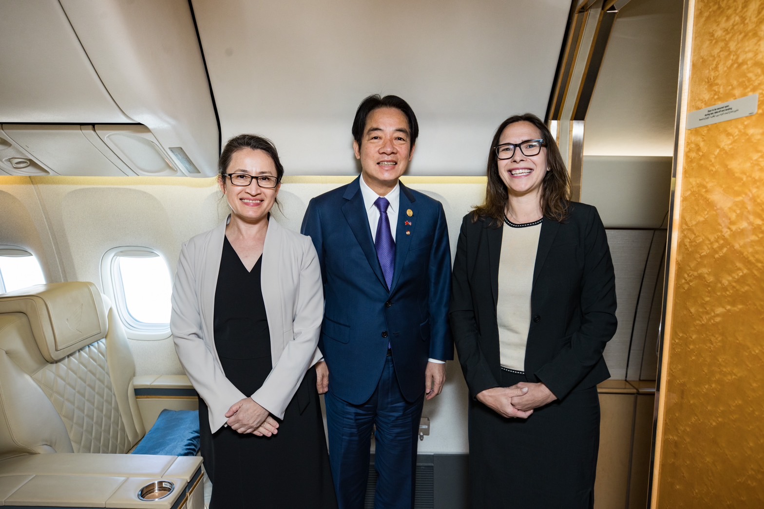 副總統賴清德過境舊金山,駐美代表蕭美琴與AIT主席羅森柏格登機迎接。(翻攝自賴清德臉書)