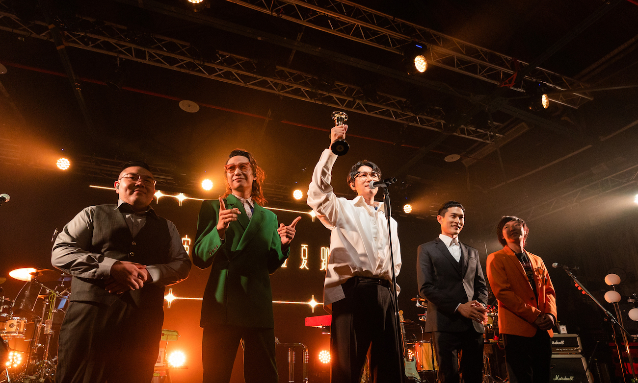 宇宙人拿著金曲獎盃現身金夏趴金曲慶功演唱會。（相信音樂提供）