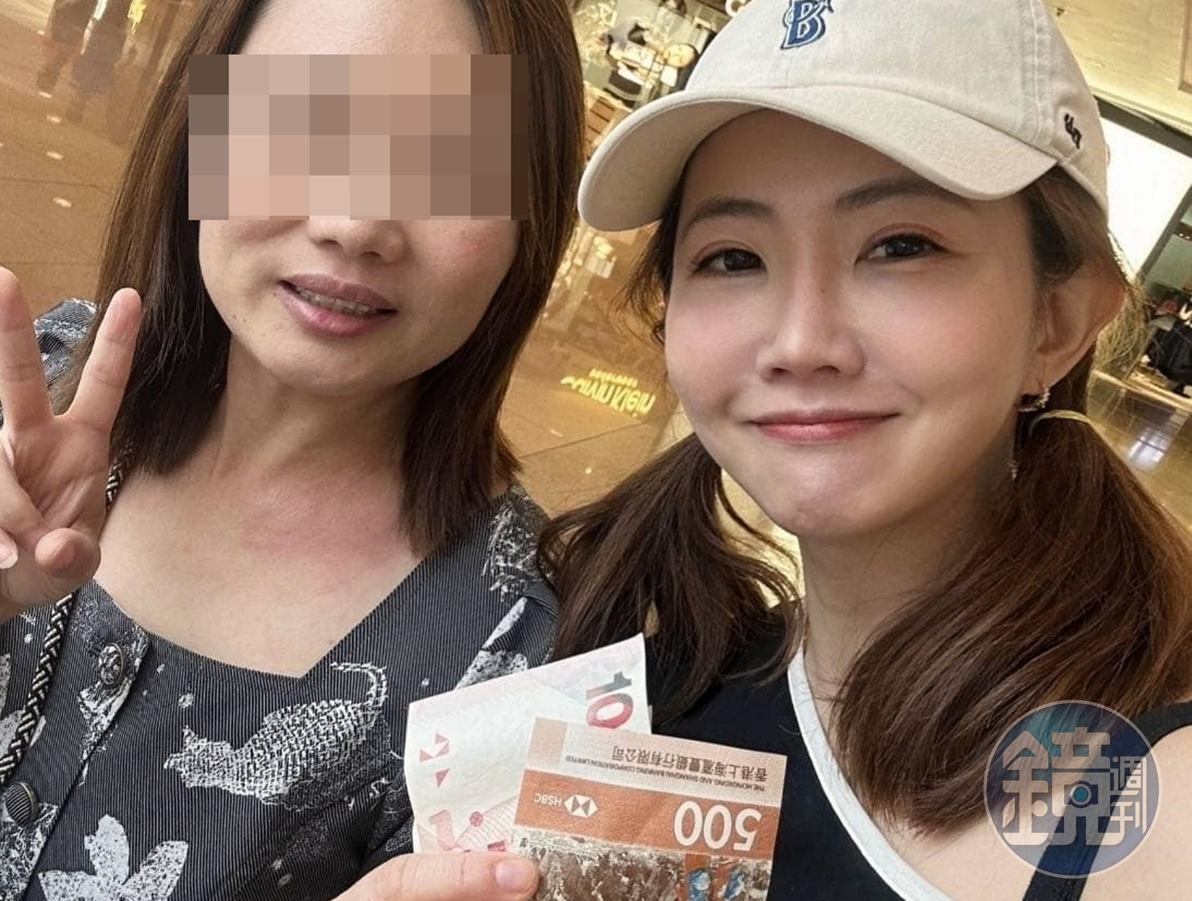 謝忻和好心幫她結帳的路人合照。（翻攝自謝忻臉書）