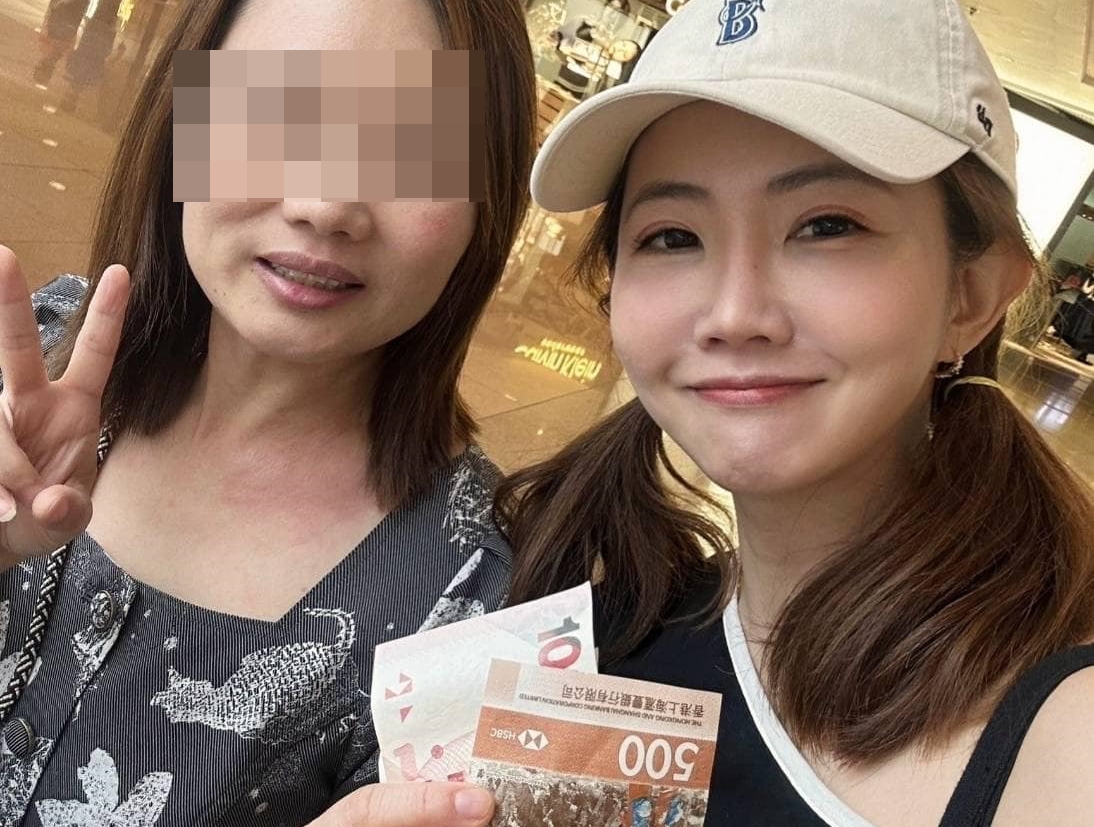 謝忻和好心幫她結帳的路人合照。（翻攝自謝忻臉書）