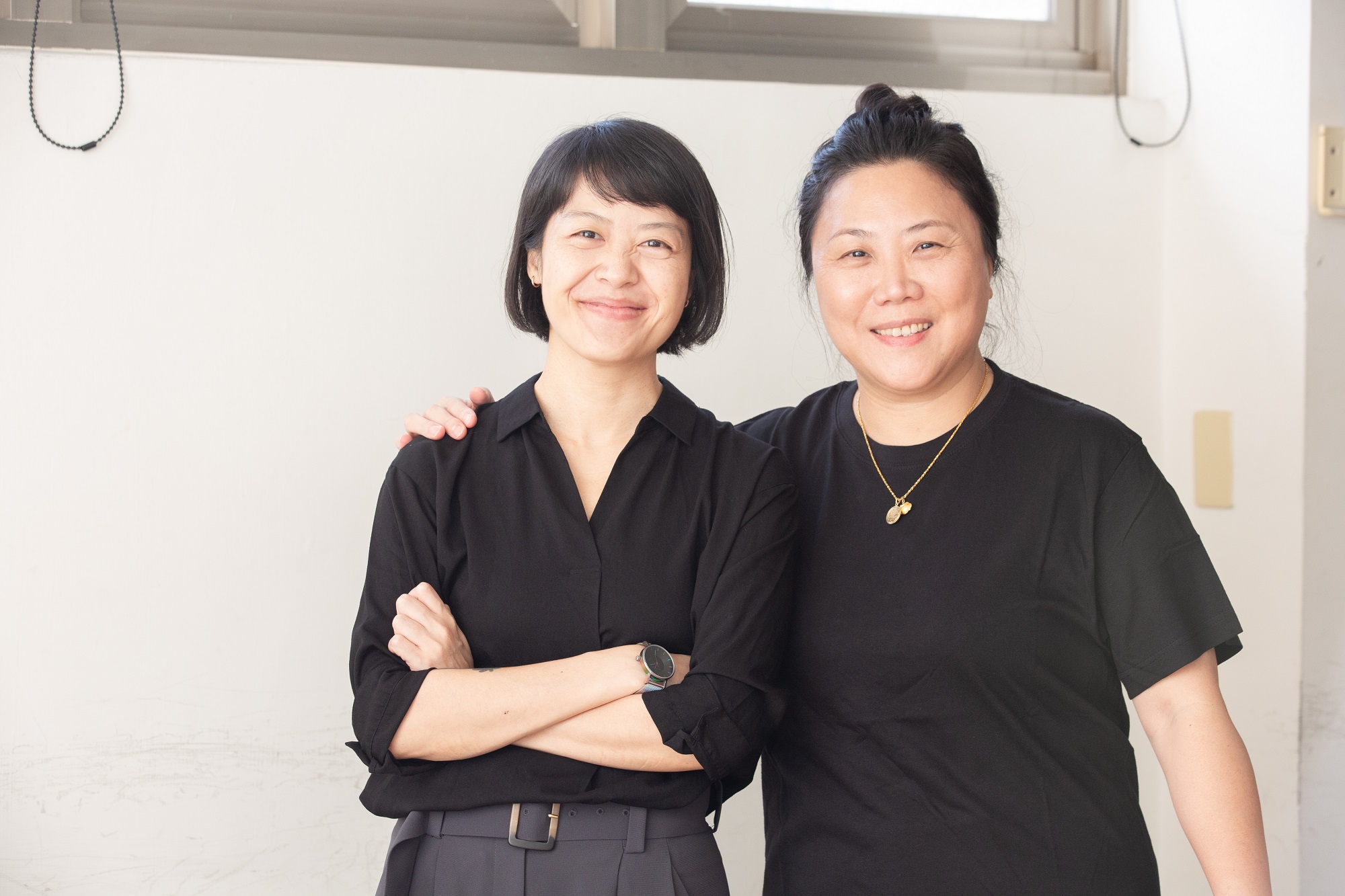 金牛座導演謝沛如（左）拍戲堅持完美，連監製莊淳淳（右）都勸不動。