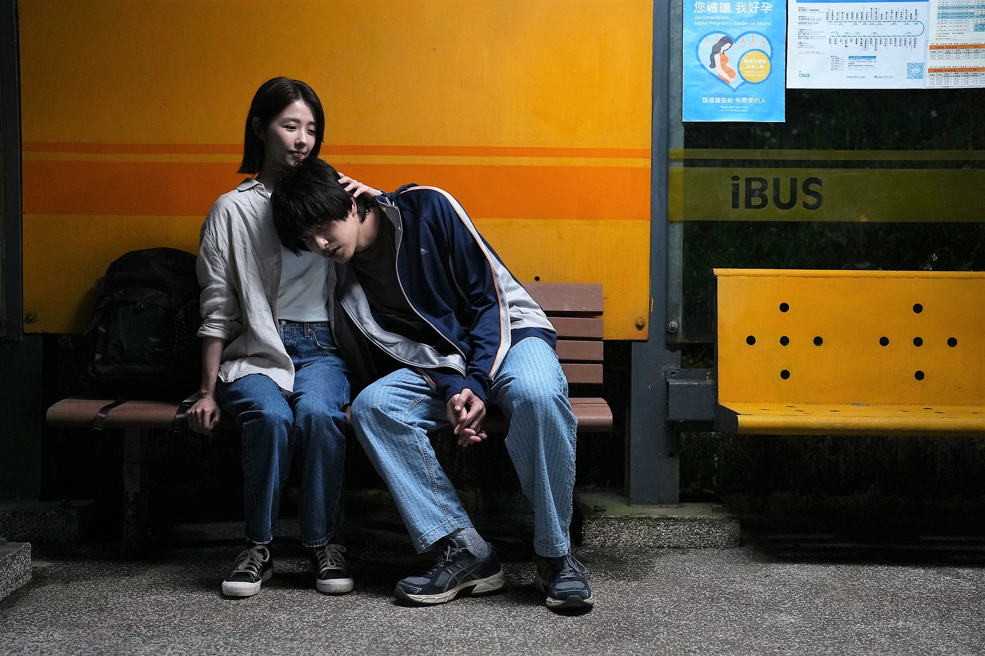 曾敬驊(右)以臉貼邵雨薇(左)胸的情節,令人看得臉紅心跳。(甲上娛樂提供)