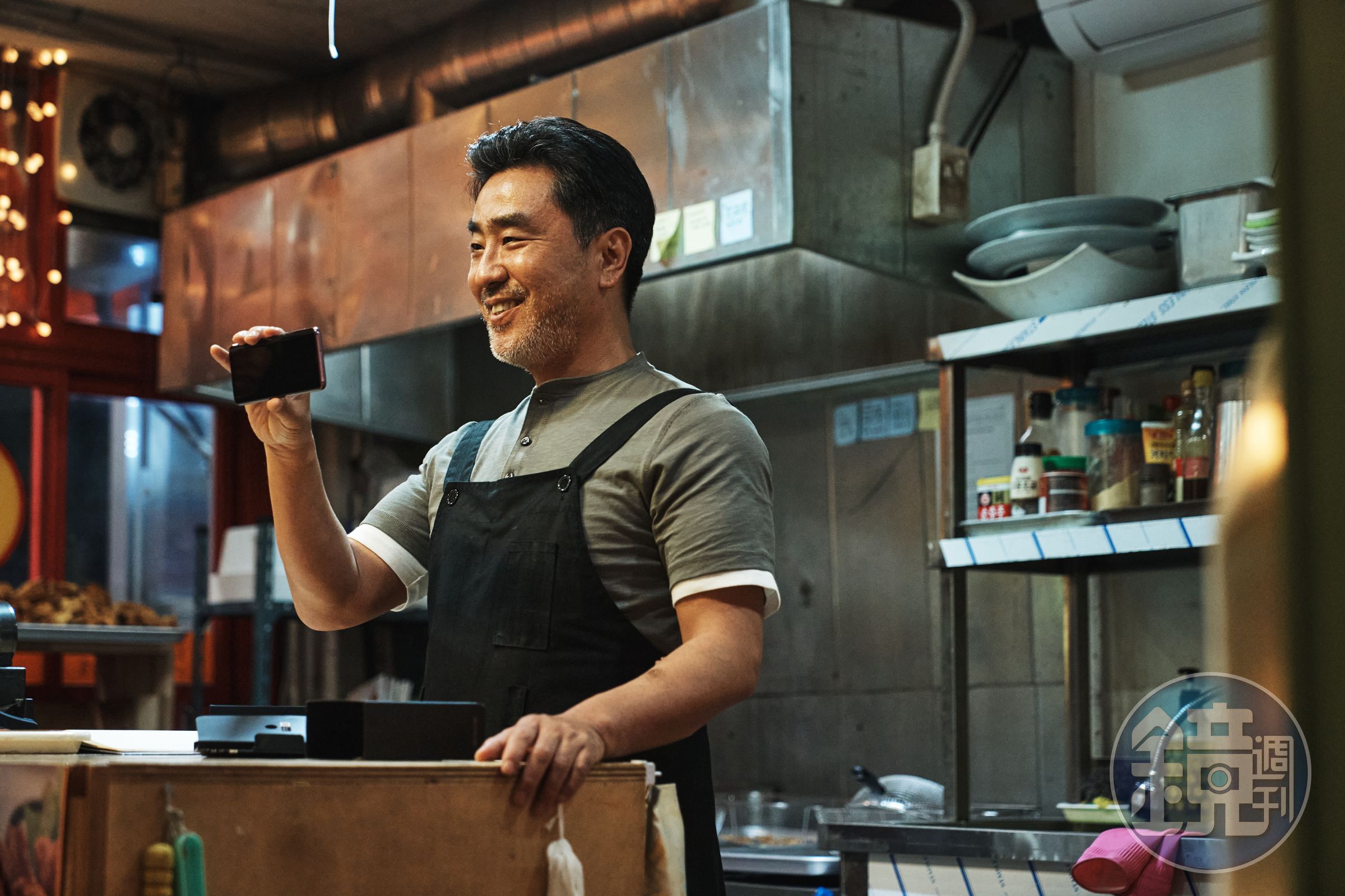 柳承龍繼《雞不可失》後,於《MOVING異能》再次變身炸雞店老闆。(Disney+提供)
