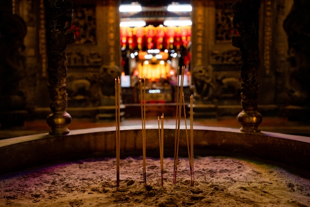 鬼門總有些常理無法解釋的事情，呂秋遠分享多年前客戶的故事，人妻因連續擲出18聖筊，篤定丈夫外遇。（示意圖，Photo AC）