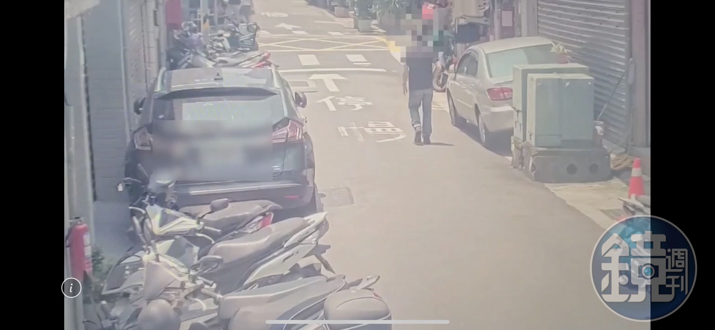 警方根據監視器鎖定胡亂潑灑不明液體的男子。（翻攝畫面）